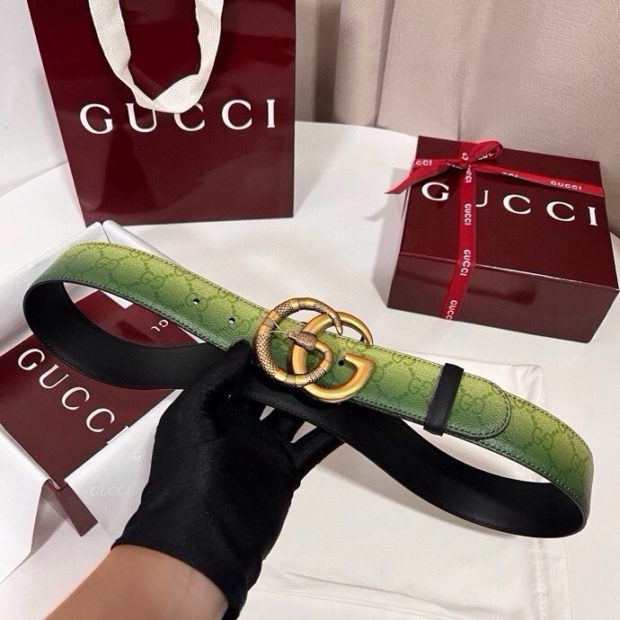 古奇 新款 采用清新淡蓝色调的渐变效果印花，为各项基本功能增添了新的亮点。这款腰带采用带有全面渐变印花效