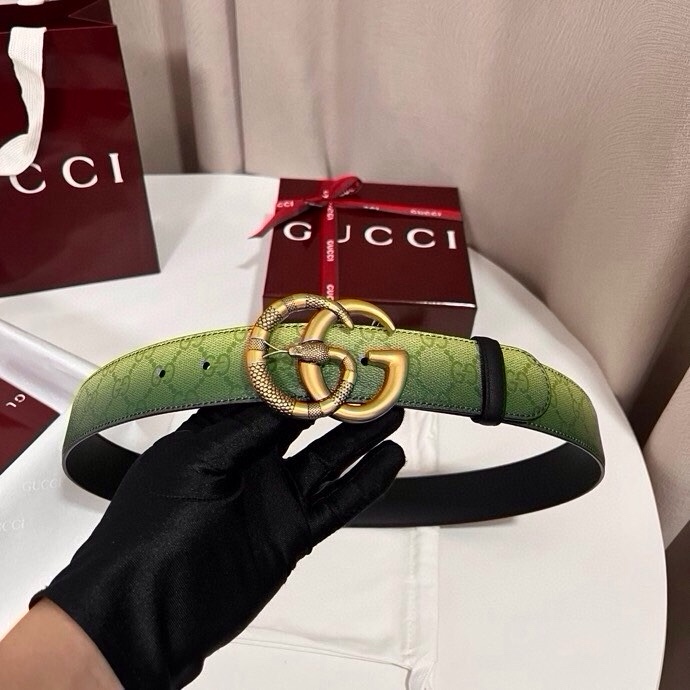 古奇 新款 采用清新淡蓝色调的渐变效果印花，为各项基本功能增添了新的亮点。这款腰带采用带有全面渐变印花效