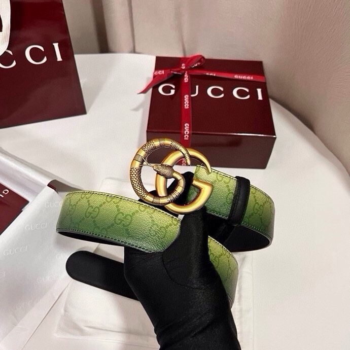 古奇 新款 采用清新淡蓝色调的渐变效果印花，为各项基本功能增添了新的亮点。这款腰带采用带有全面渐变印花效