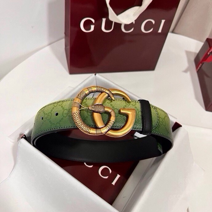 古奇 新款 采用清新淡蓝色调的渐变效果印花，为各项基本功能增添了新的亮点。这款腰带采用带有全面渐变印花效