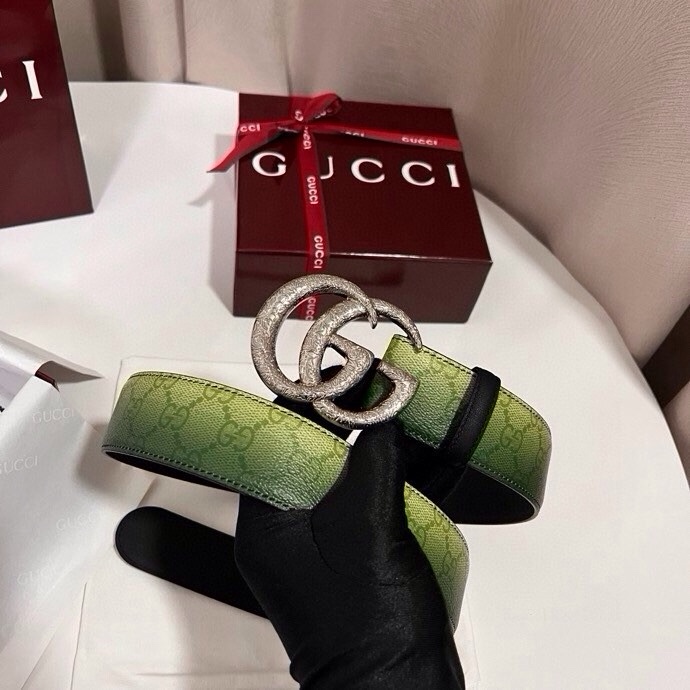 古奇 新款 采用清新淡蓝色调的渐变效果印花，为各项基本功能增添了新的亮点。这款腰带采用带有全面渐变印花效