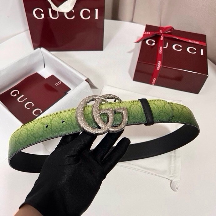 古奇 新款 采用清新淡蓝色调的渐变效果印花，为各项基本功能增添了新的亮点。这款腰带采用带有全面渐变印花效