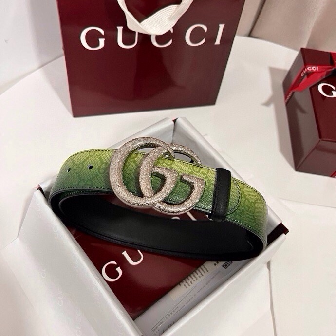 古奇 新款 采用清新淡蓝色调的渐变效果印花，为各项基本功能增添了新的亮点。这款腰带采用带有全面渐变印花效