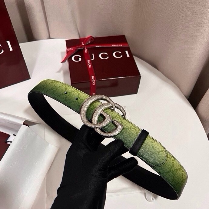 古奇 新款 采用清新淡蓝色调的渐变效果印花，为各项基本功能增添了新的亮点。这款腰带采用带有全面渐变印花效