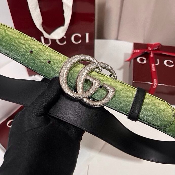 古奇 新款 采用清新淡蓝色调的渐变效果印花，为各项基本功能增添了新的亮点。这款腰带采用带有全面渐变印花效