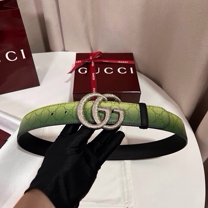 古奇 新款 采用清新淡蓝色调的渐变效果印花，为各项基本功能增添了新的亮点。这款腰带采用带有全面渐变印花效