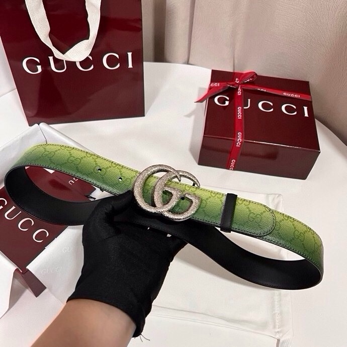 古奇 新款 采用清新淡蓝色调的渐变效果印花，为各项基本功能增添了新的亮点。这款腰带采用带有全面渐变印花效