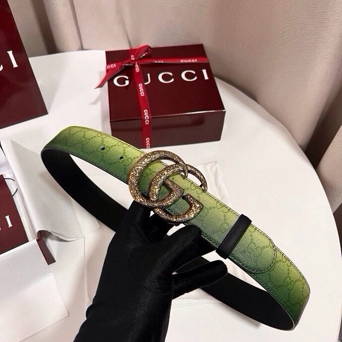 古奇 新款 采用清新淡蓝色调的渐变效果印花，为各项基本功能增添了新的亮点。这款腰带采用带有全面渐变印花效