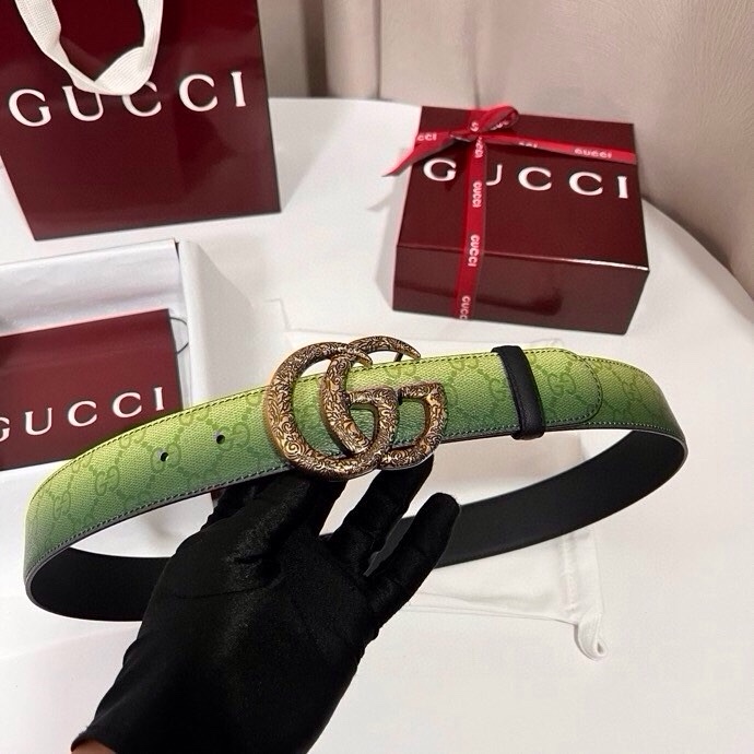 古奇 新款 采用清新淡蓝色调的渐变效果印花，为各项基本功能增添了新的亮点。这款腰带采用带有全面渐变印花效