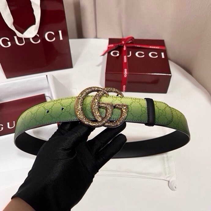 古奇 新款 采用清新淡蓝色调的渐变效果印花，为各项基本功能增添了新的亮点。这款腰带采用带有全面渐变印花效