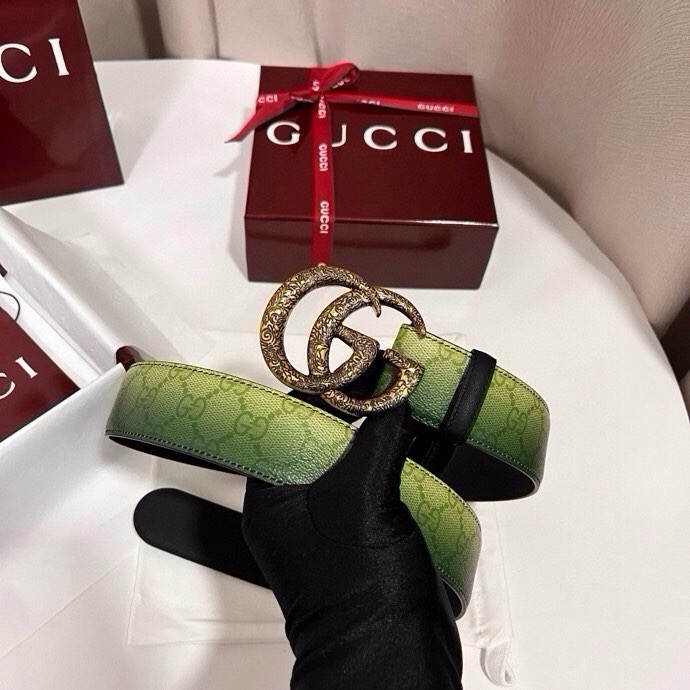 古奇 新款 采用清新淡蓝色调的渐变效果印花，为各项基本功能增添了新的亮点。这款腰带采用带有全面渐变印花效