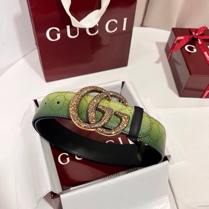 古奇 新款 采用清新淡蓝色调的渐变效果印花，为各项基本功能增添了新的亮点。这款腰带采用带有全面渐变印花效