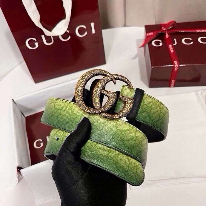 古奇 新款 采用清新淡蓝色调的渐变效果印花，为各项基本功能增添了新的亮点。这款腰带采用带有全面渐变印花效