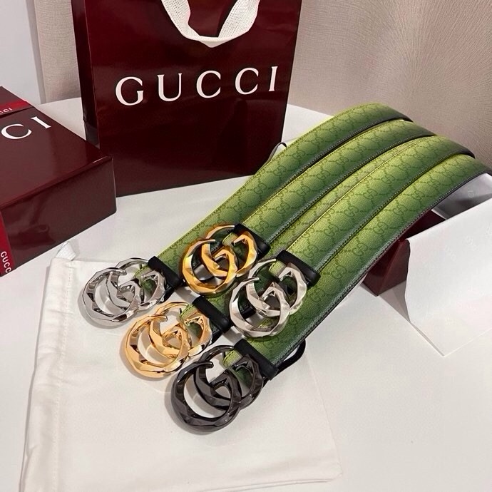 古奇 新款 采用清新淡蓝色调的渐变效果印花，为各项基本功能增添了新的亮点。这款腰带采用带有全面渐变印花效