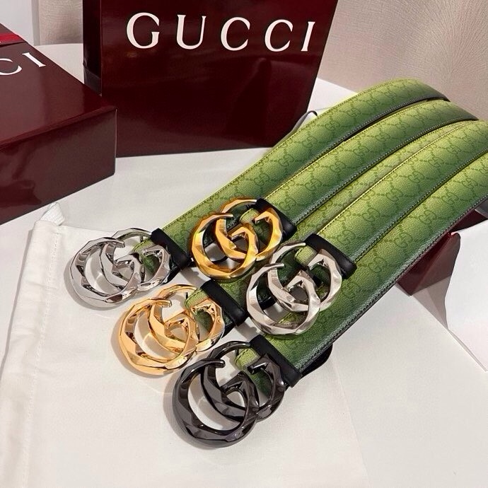 古奇 新款 采用清新淡蓝色调的渐变效果印花，为各项基本功能增添了新的亮点。这款腰带采用带有全面渐变印花效