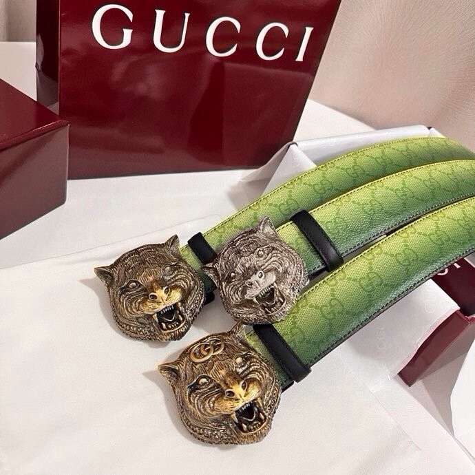 古奇 新款 采用清新淡蓝色调的渐变效果印花，为各项基本功能增添了新的亮点。这款腰带采用带有全面渐变印花效