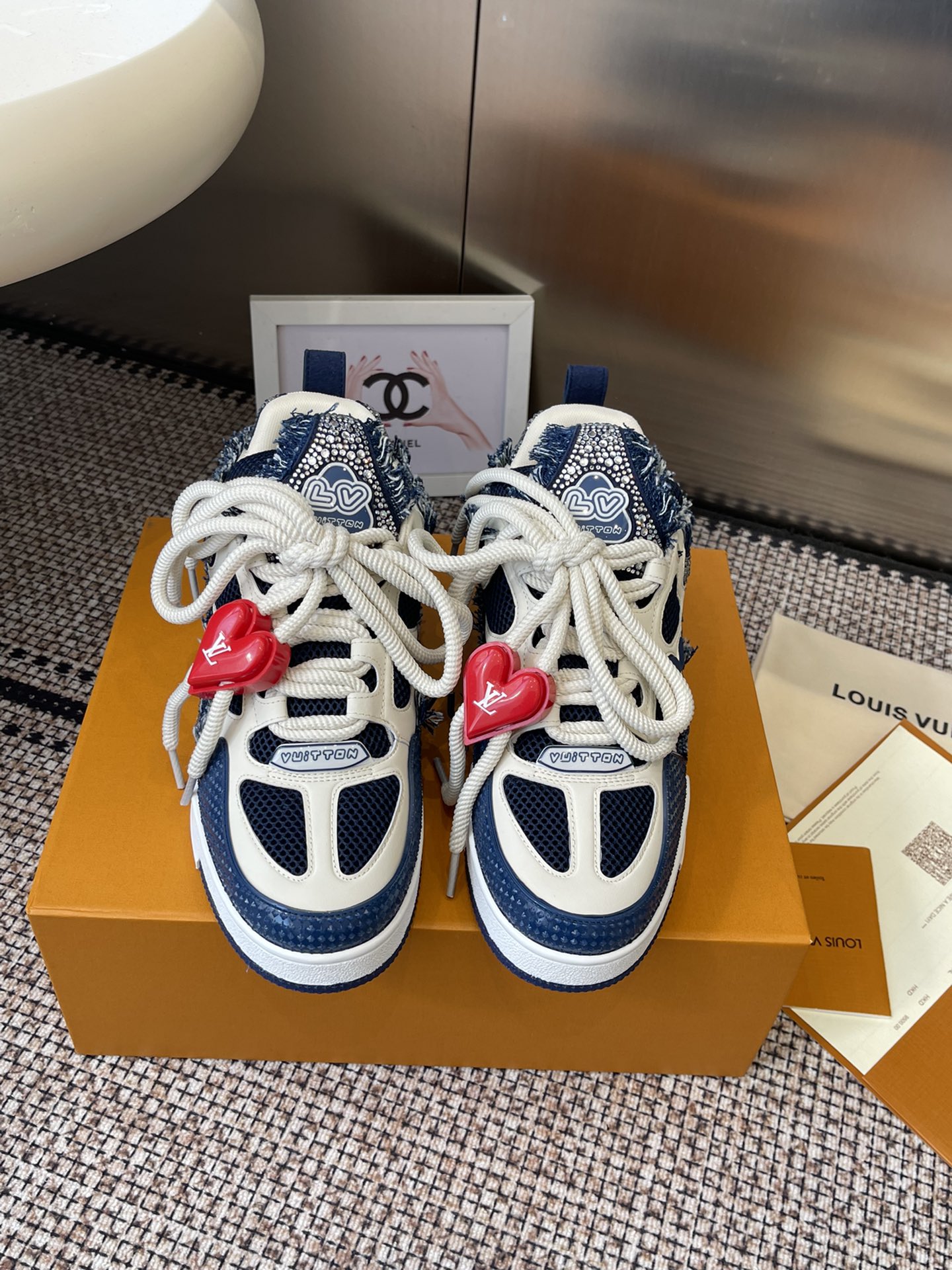 NO:630167,Louis Vuiton Louis Vuitton LV Skate series bread shoes skate shoes diamond surface sneakers (Accessories 60) LV Skate continues from the beginning The  View professional skate shoes, this style continues the fat silhouette of the 90s. Designers added playful elements such as an open mesh tongue and exaggerated laces that pay tribute to Axion, es and DC. This LVSK8 sneaker is different from the typical skate shoes, it is made of nubuck leather with TPU trim and Monogram texture. Finally, there are logos on the heel and tongue and floral patterns on the side. Fabric Original custom-made first-layer cowhide + breathable mesh Lining original imported breathable mesh lining  Original open-molded tpu outsole, size 35-45, casual shoes/sports shoes, louis vuitton, louis vuitton, louis vuitton, sneakers, cowhide19860909Louis Vuiton路易威登 LV Skate系列面包鞋滑板鞋 钻面 运动鞋（配饰60） LV Skate从开始延续The View专业滑板鞋款,这种风格延续了90年代肥大的版型.设计师们添加了俏皮的元素,例如开放式网面鞋舌和向Axion、es和DC致敬的夸张鞋带.这款LVSK8运动鞋不同于典型的滑板鞋,它采用牛巴革制成,带有TPU饰边和Monogram纹理.最后,还有鞋跟和鞋舌上的logo以及侧面花卉图案. 面料原版定制头层牛皮+透气网面 内里原版进口透气网里 鞋底原版开模tpu大底 码数35-45,休闲鞋/运动鞋,louis vuitton,louis vuitton,louis vuitton,sneakers,cowhide,Women's Shoes