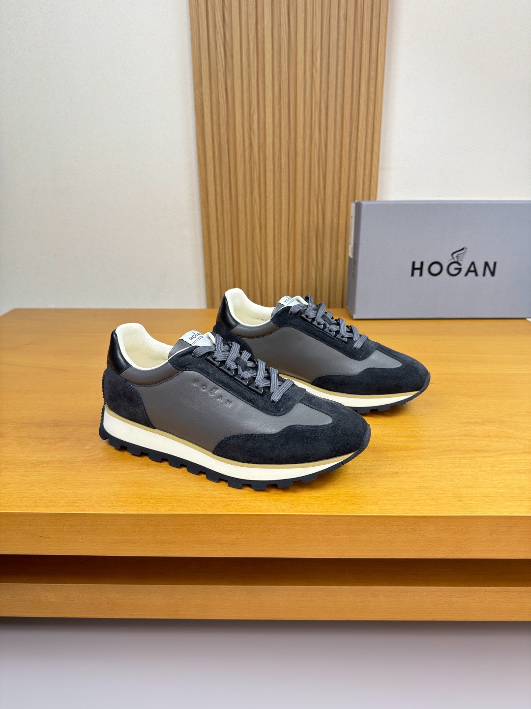 Alternative view of Sneakers 10915