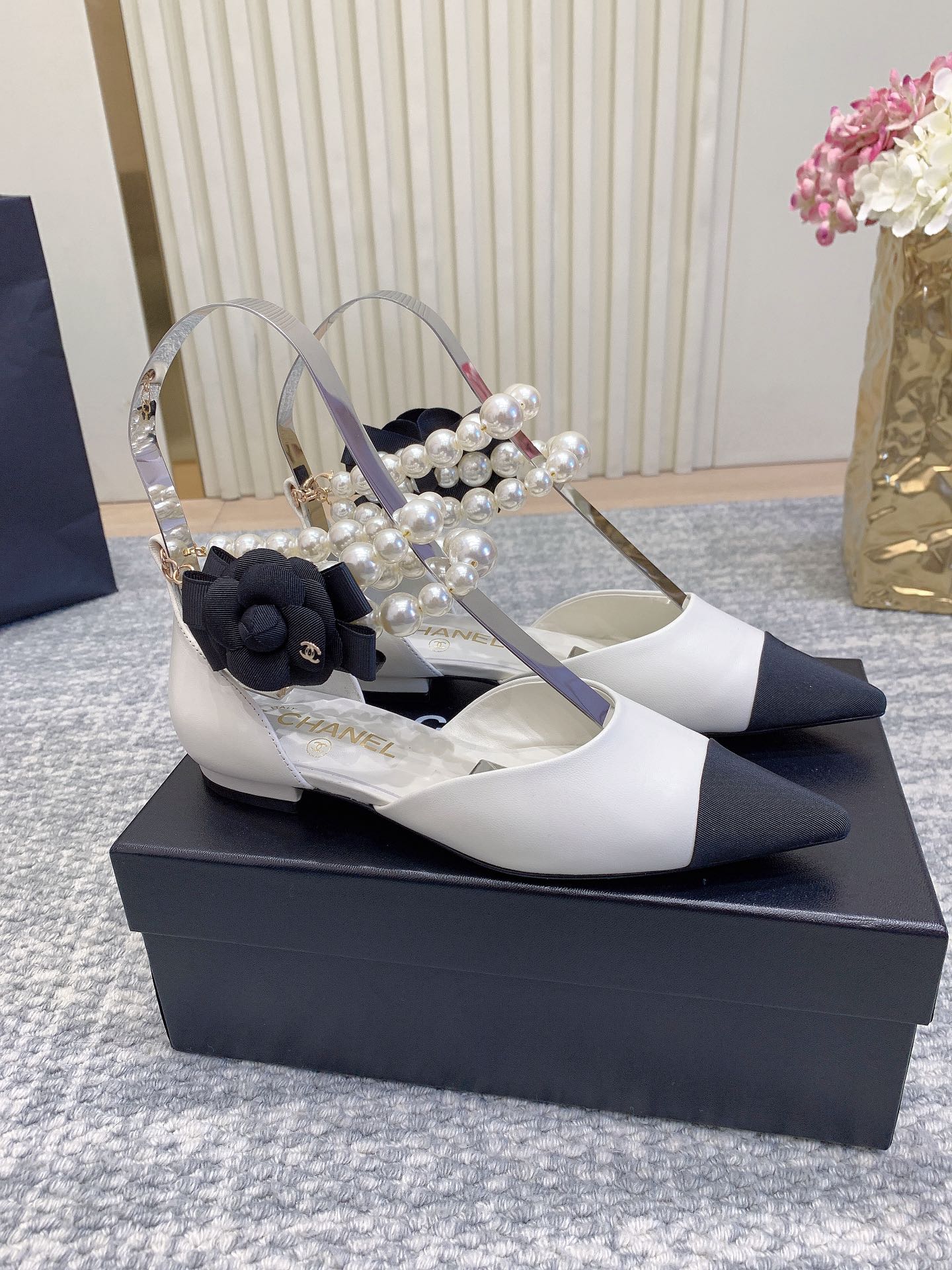 Женские туфли из натуральной кожи с декором из жемчуга и металла Chanel