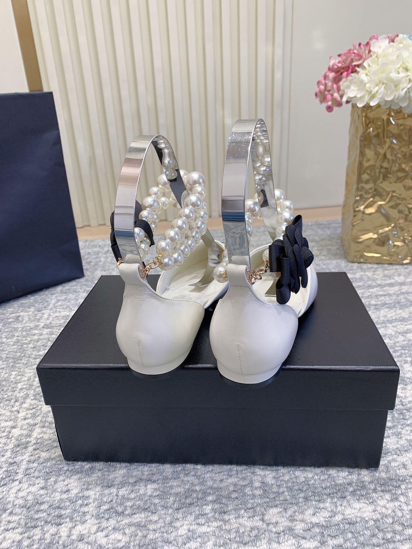 Женские туфли из натуральной кожи с декором из жемчуга и металла Chanel