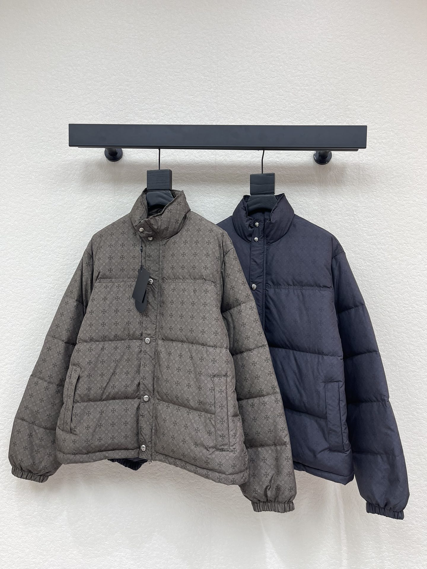 NO:629892,Comes with dust bag Chrome  Heart* Crow Heart 25 new autumn and winter dark pattern cross stand collar down jacket. It is made of high-quality polyester fiber fabric. It has a crisp texture and excellent thermal insulation performance. It is comfortable to wear and has good windproof effect, ensuring the quality and practical value of the jacket. The neckline adopts a stand-up collar design, which is neat and stylish.  Style, effectively resists the invasion of cold wind, not only shows individuality and enhances the sense of layering; the body is fully printed with the brand's classic cross-pattern dark patterns, matched with retro distressed hardware buttons, and the details are full of luxurious texture, strengthening brand recognition and design style; the overall version is loose and casual, and is highly tolerant. The same style for men and women!  S-XL,,chrome hearts,chrome hearts,jackets & coats,down jacket,alexander wang19860909配防尘袋Chrome Heart*克罗心25秋冬新款暗纹十字架立领羽绒服.采用高质感聚酯纤维面料,质感挺括且保暖性能卓越,穿着舒适同时具备良好的防风效果,保障外套的品质感与实用价值；领口采用立领设计,利落有型,有效抵御寒风侵袭,既显个性气质又提升穿搭层次感；衣身满印品牌经典十字花暗纹,搭配复古做旧五金纽扣,细节处尽显奢华质感,强化品牌辨识度与设计格调；整体版型宽松休闲,包容性强.男女同款！S-XL,,chrome hearts,chrome hearts,jackets & coats,down jacket,alexander wang,Women's clothing