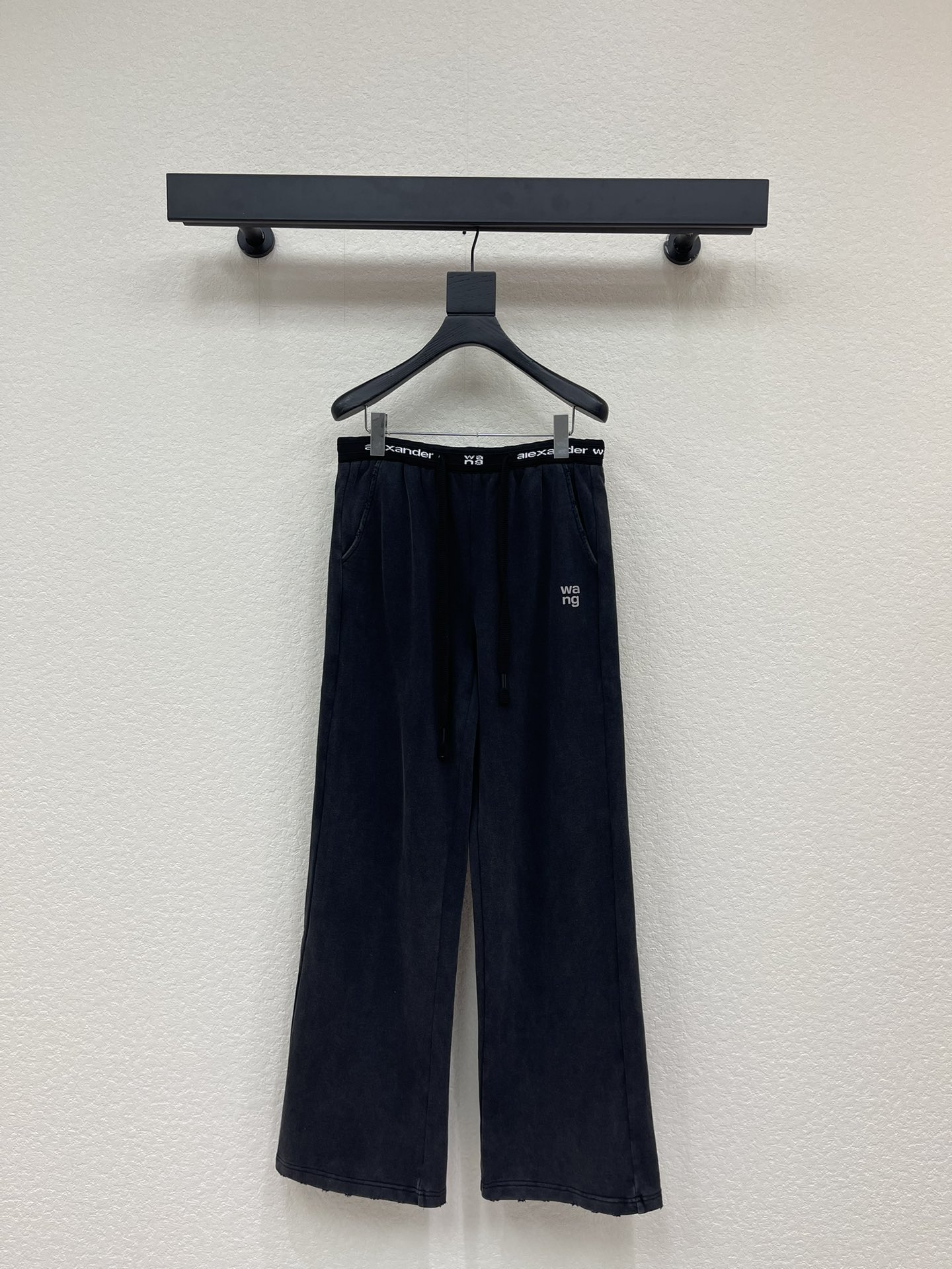 NO:629887,Alexander W*25 new autumn and winter product series AW Wang washed and distressed wide-leg casual trousers. Washed and distressed, showing a retro gray texture, the waist is designed with a letter web elastic waist + drawstring; the side seams of the trousers are decorated with 'wang' letters; the trouser legs are processed with holes and raw edges to strengthen the retro street tone; full of American street style. SML,, alexander wang, alexander wang19860909Alexander W*25秋冬新品系列AW大王水洗做旧阔腿休闲长裤.水洗做旧工艺,呈现复古灰调质感、腰部采用字母织带松紧腰+抽绳设计；裤身侧缝点缀“wang”字母；裤脚做破洞毛边处理,强化复古街头调性；美式街头风十足.SML,,alexander wang,alexander wang,Women's clothing