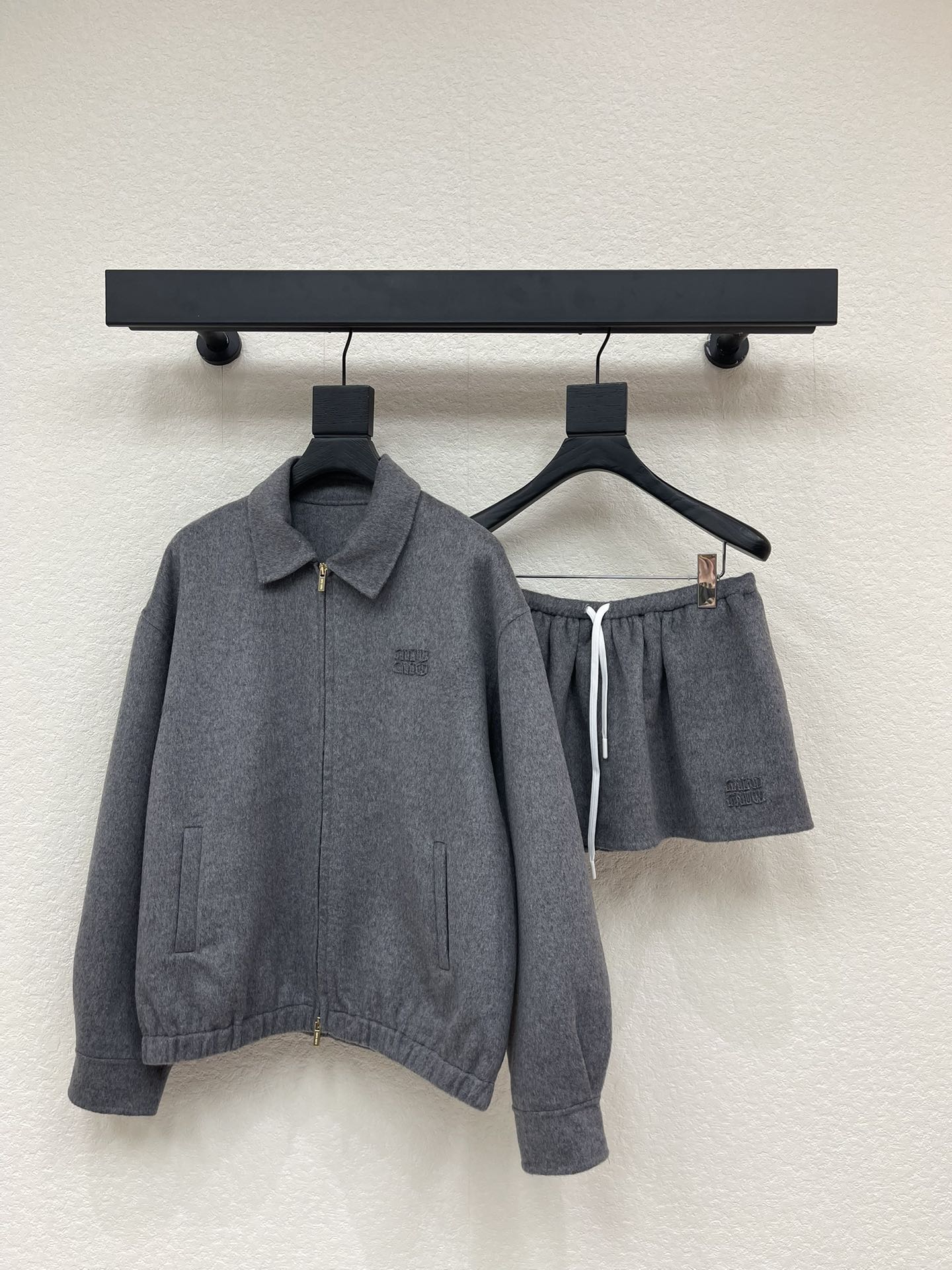 NO:629907,Jacket, skirt, Miumi*25 new autumn and winter style, lapel woolen jacket, coat, skirt suit. Customized cotton blend material, high-end texture, crisp and stylish. Lapel loose silhouette jacket with skirt suit. One-way zipper opening adjustment. Simple and fashionable cutting. Elastic details at the hem. The overall low-key and high-end. Paired with the same series of high-waisted drawstring skirts. The upper and lower letter logo details echo the brand style. The slim waist and long legs are exposed. The matching design echoes the upper body of the set to reduce age.  SML,,miumiu,skirts,jackets & coats,jackets & coats,alexander wang19860909外套 半裙Miumi*25秋冬新款翻领毛呢夹克外套半裙套装.定制棉混纺材质 质感高级 挺括有型 翻领宽松廓形外套搭配短裙套装 单向拉链开襟调节 裁剪简约时尚 下摆松紧细节 整体低调高级 搭配同系列高腰抽绳短裙 上下字母徽标细节 呼应品牌格调 露出纤腰长腿 配套设计呼应 成套上身减龄洋气 SML,,miumiu,skirts,jackets & coats,jackets & coats,alexander wang,Women's clothing