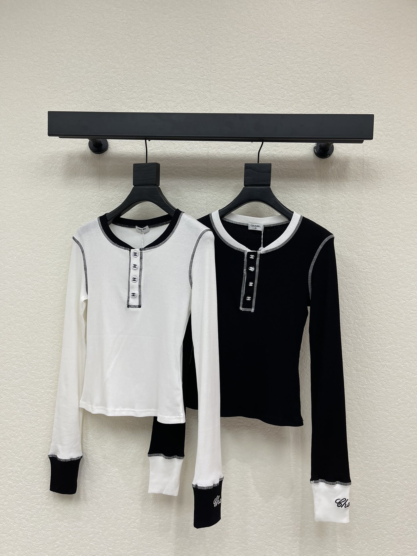 NO:628415,Chane*25K Second-hand Series Retro Contrast Color Long Sleeve Bottoming Shirt丨Exclusive high-end version!  Stretch pitted knitted fabric is close-fitting but not tight; soft and skin-friendly, it can be worn as an inner layer in autumn and winter to keep warm and look slimmer; round-neck Henry collar + contrasting topstitch decoration, embroidered logo on the cuffs are a touch of medieval style; the slim-fitting version just outlines the lines, without stealing the limelight but with a sense of sophistication!  SML,,chanel,alexander wang19860909Chane*25K中古系列 复古撞色长袖打底衫丨独家高版出品！弹力坑条针织,贴身不紧绷；柔软亲肤,秋冬做内搭保暖又显瘦；圆领亨利领+撞色明线装饰,袖口刺绣Logo戳中中古控；修身版型刚好勾勒线条,不抢风头却自带精致感！SML,,chanel,alexander wang,Women's clothing