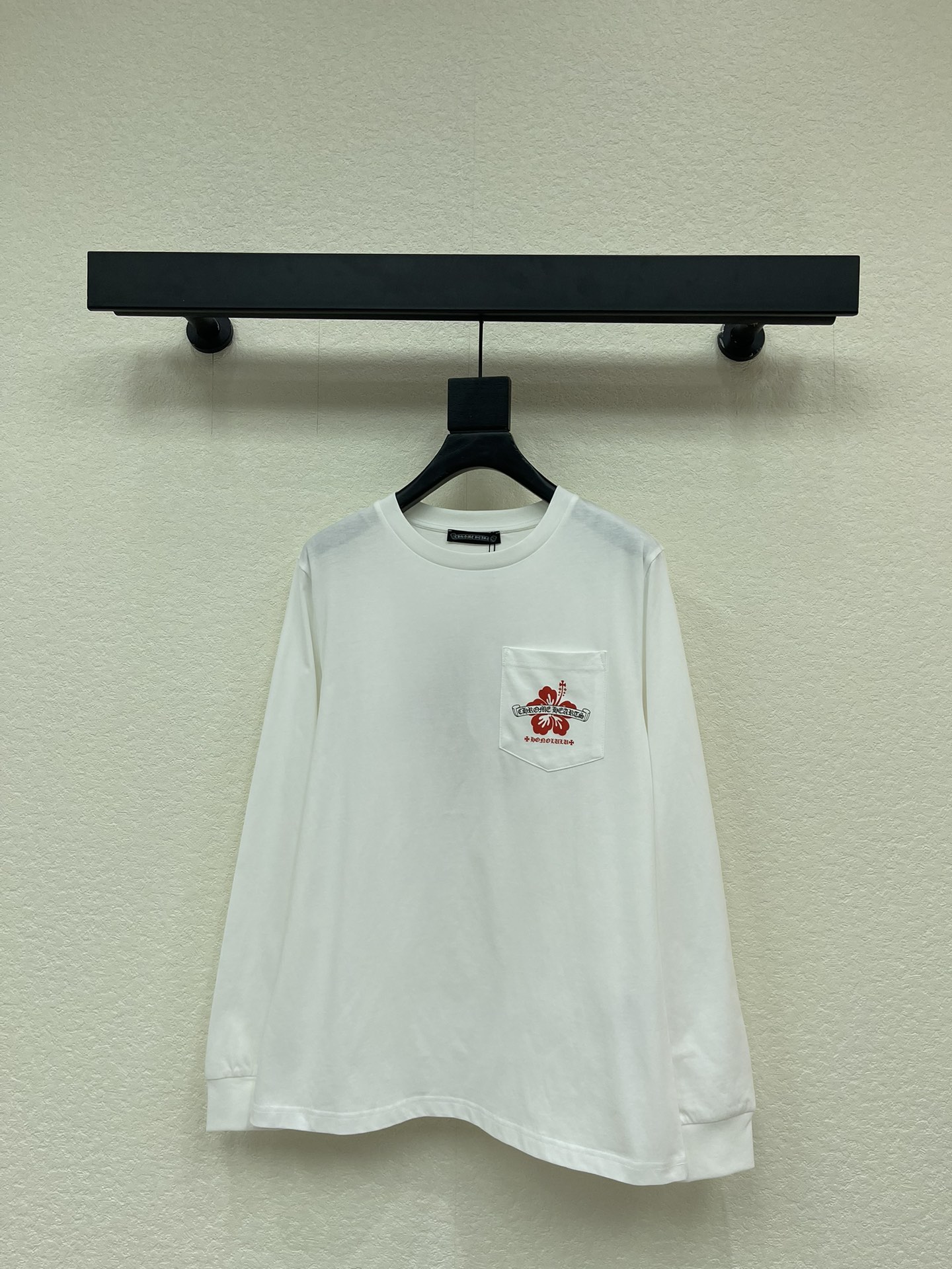 NO:628394,Chrome hear* Chrome heart letter flower long-sleeved top. Customized YB twill cotton material, comfortable texture, full of elasticity, round neck long-sleeved top cut, embellished with pocket red flower letter logo on one side of the chest, highlighting the brand style, loose version, visually narrowed and elongated, slim and tolerant, the back echoes the front pocket print, the brand style is distinctive, and it is fashionable when worn alone or inside. SML AA,, chrome hearts, chrome hearts, alexander wang19860909Chrome hear*克罗心字母花朵长袖上衣.定制YB斜纹全棉材质,质感舒适,弹力十足,圆领长袖上衣裁剪,胸口单侧位置点缀口袋红色花朵字母徽标,凸显品牌格调,宽松版型,视觉收窄拉长,显瘦包容,后背呼应正面口袋印花,品牌风格鲜明,单穿内搭都出彩时髦.SML AA,,chrome hearts,chrome hearts,alexander wang,Women's clothing