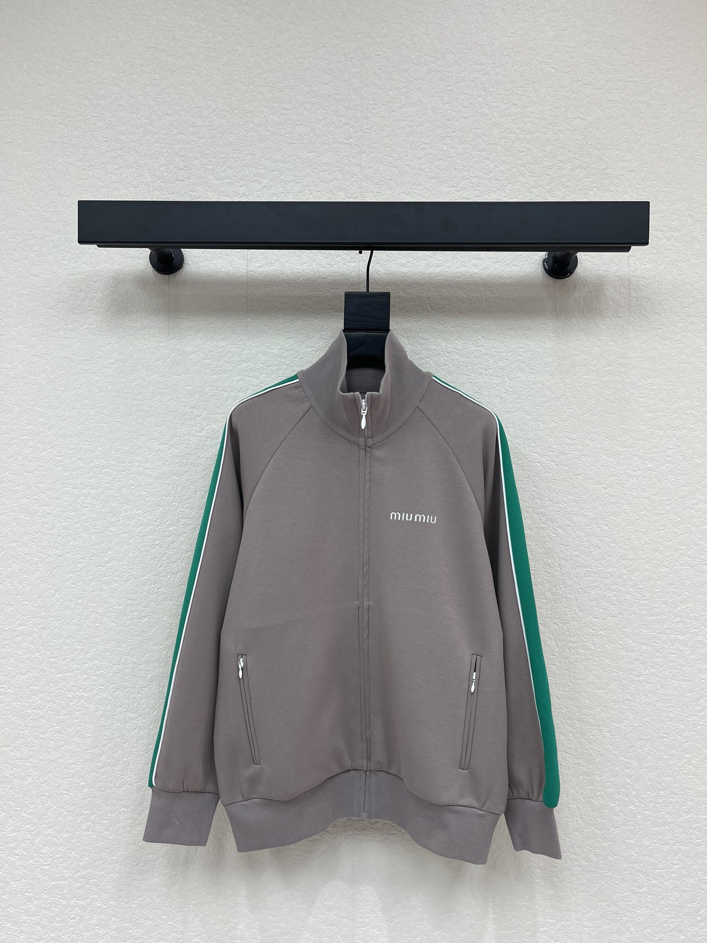 NO:629901,Miumi*25 new autumn and winter new stand-up collar web casual jacket. Customized YB twill cotton material, comfortable and delicate, stylish to wear, stand-up collar zipper jacket version, zipper placket adjustment, embroidered letters on the chest, shoulders extending to the cuffs with contrasting web design, more personalized wear, highlighting the brand style, loose silhouette campus cold old cadre style, unisex, trendy and fashionable. SML,,miumiu,jackets & coats,jackets &  coats,alexander wang19860909Miumi*25秋冬新款立领织带休闲夹克外套.定制YB斜纹全棉材质,舒适细腻,穿搭有型,立领拉链外套版型,拉链开襟调节,胸前刺绣字母点缀,肩膀延伸至袖口撞色织带设计,更显个性穿搭,突出品牌格调,宽松廓形校园冷淡老干部风格,男女通穿,潮流时尚.SML,,miumiu,jackets & coats,jackets & coats,alexander wang,Women's clothing