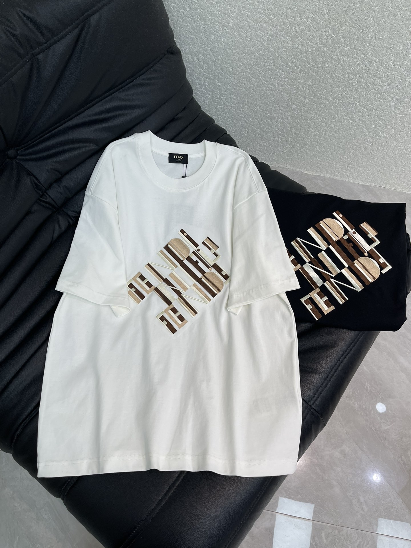 NO:627325,Fend*26 new round neck short-sleeved T-shirt with triple overlapped geometric letters on the chest!  Made of high-gram heavy-wash pure cotton fabric, pure cotton is breathable, very refreshing and comfortable for daily wear. The rib knitting on the neckline is smooth and tight, and the neckline will not be skewed when you toss it around. The loose version, you will find that it really looks good on the upper body, the overall is minimalist and neat, super versatile for daily wear!  Pair it casually with a pair of pants for a youthful look. A T-shirt will make your outfit crazy. It is a fashionable item that can never go wrong!  Same style for men and women!  S-XL,,fendi,T-shirt,tees,t-shirt,alexander wang19860909Fend*26新款胸前三重叠影几何字母刺绣圆领短袖T恤！高克重洗水纯棉质面料,纯棉透气,日常穿着非常清爽穿感舒适,领口的罗纹针织平整紧密,随意折腾都不会领口歪斜,宽松版型,上身你就会发现真的好好看,整体极简利落,超级日常百搭！随随便便搭配一条裤子就是青春的样子,一件t恤就能为你的穿搭疯狂,绝不会出错的时髦单品！男女同款！S-XL,,fendi,T-shirt,tees，t-shirt,alexander wang,Women's clothing