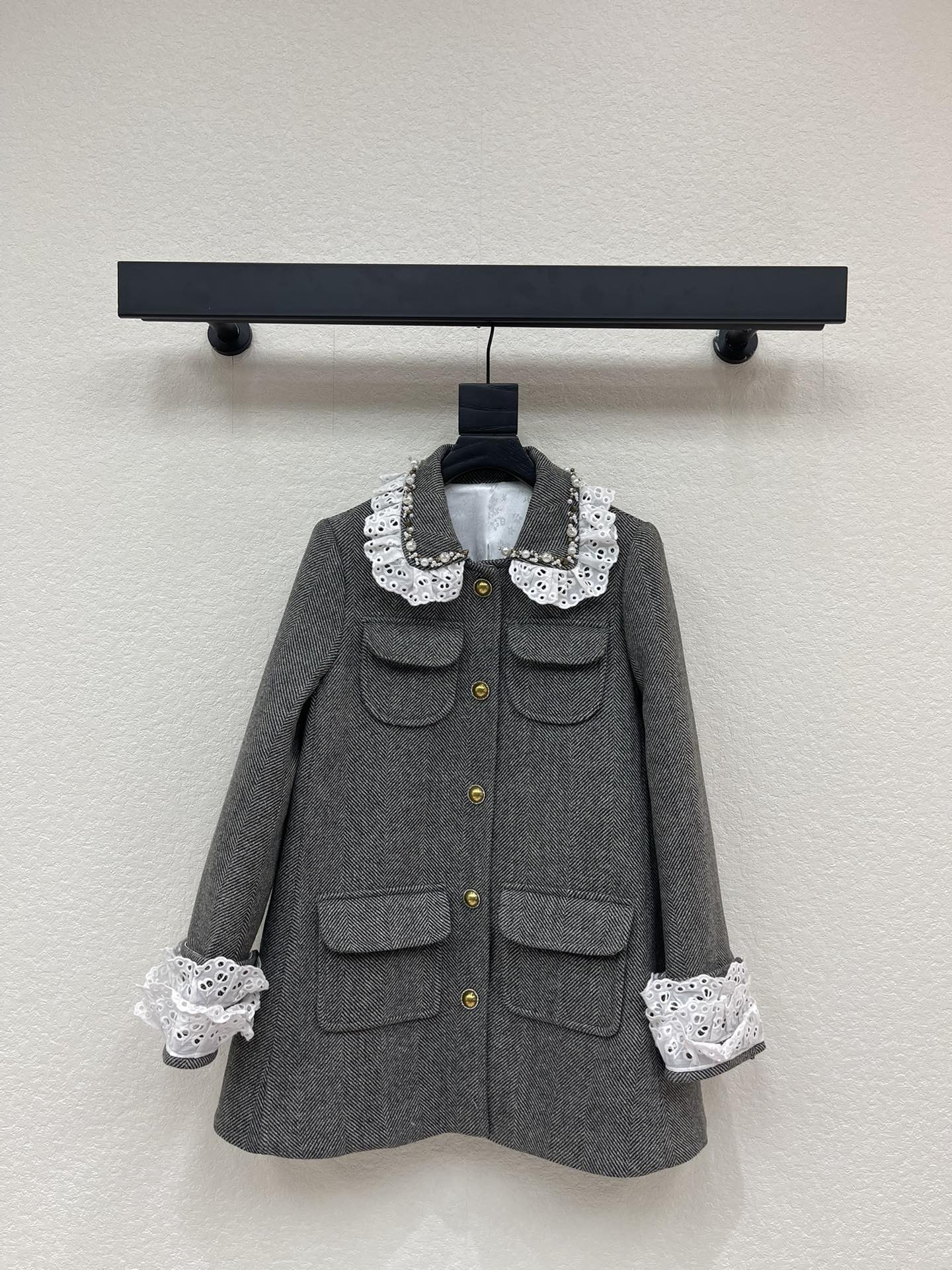 NO:626200,Lefam*25 new autumn and winter retro palace style doll collar four-pocket windbreaker jacket. The Korean style daughter-in-law style is perfectly mastered in the fusion of delicacy and elegance. The floral gray textured fabric has its own high-end nobility. The lace adds a sense of femininity. It completely fills the atmosphere of a celebrity. SML,,jackets & coats,alexander wang19860909Lefam*25秋冬新品复古宫廷风娃娃领四口袋风衣外套 在精致与优雅的结界里韩系千金风狠狠拿捏 花灰色肌理感面料自带高级贵气 蕾丝花边又添了份柔美感 一整个把名媛氛围感拉满 SML,,jackets & coats,alexander wang,Women's clothing