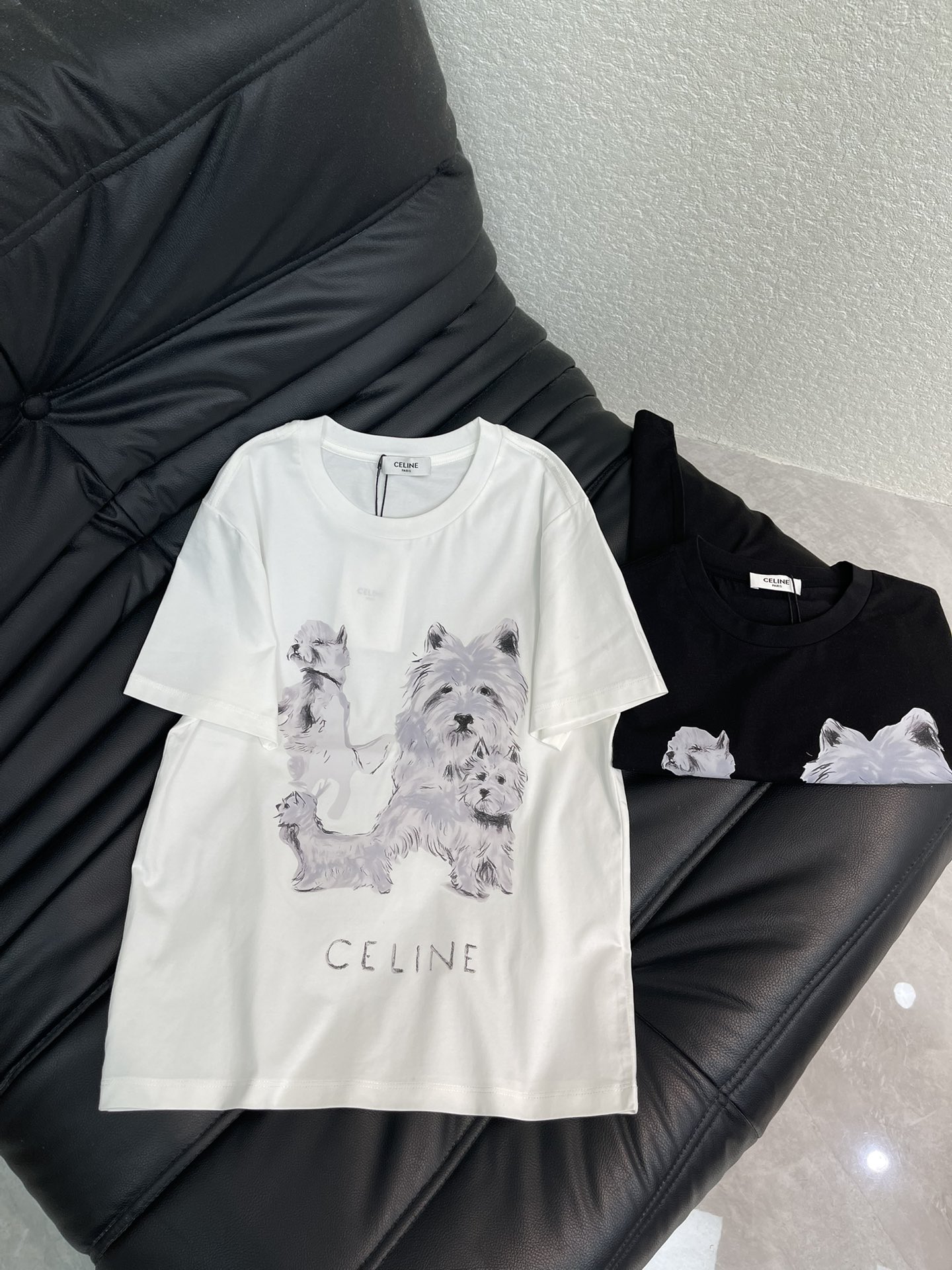 NO:628438,Celin*26 new early spring pet puppy round neck short-sleeved T-shirt. The fabric is made of 190g Dupont Salona fabric, mercerized, soft and delicate to the touch, skin-friendly and soft, comfortable stretch recovery, good moisture absorption and perspiration, not easy to wrinkle, slim fit to show your figure, high-quality craftsmanship showing letter pattern decoration, retro and fashionable, loose fit, not picky about body shape, versatile and evergreen, quality depends on the details!  Spot SML,,celine,T-shirt,tees,t-shirt,alexander wang19860909Celin*26早春新款宠物小狗圆领短袖T恤 面料采用190g杜邦索罗娜面料 丝光处理 手感柔软细腻 亲肤柔软 舒适的拉伸回复性好 良好的吸湿排汗性强 不易皱 修身版型特显身材 高品质工艺呈现出字母图案装饰 复古时髦 宽松版型 不挑身材 百搭常青款 品质看细节！现货SML,,celine,T-shirt,tees，t-shirt,alexander wang,Women's clothing