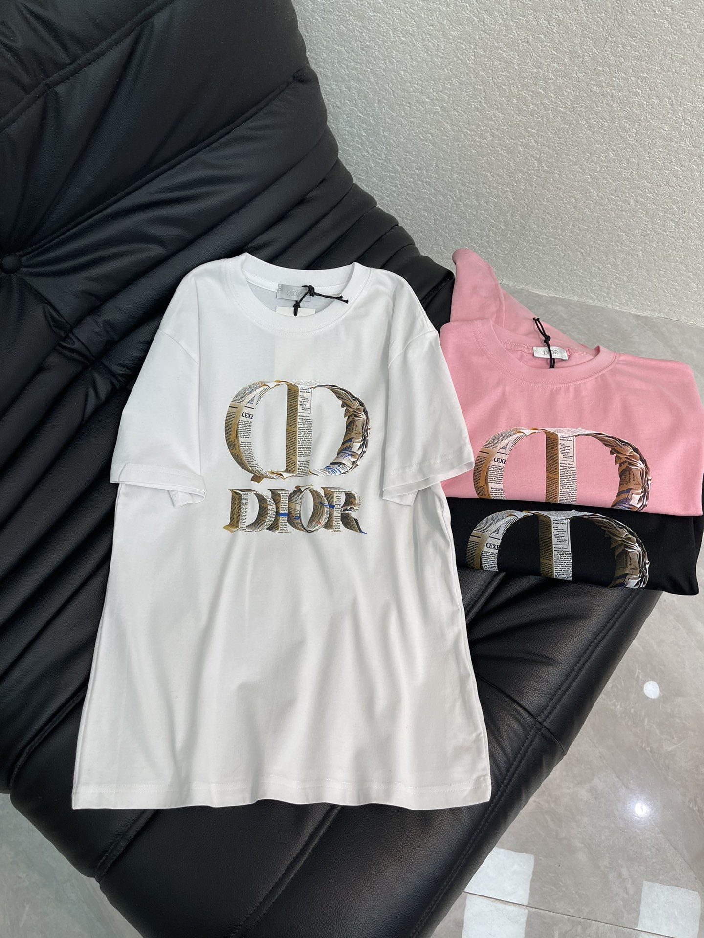 NO:628430,Dio*26 new early spring printed letter round neck short-sleeved T-shirt, CD bee embroidery on the back, pure cotton fabric, high-density fashionable sports style, every daily wear, playful and age-reducing design elements full of vitality, high quality, sizes SML, dior, T-shirt, tees, t-shirt, alexander wang19860909Dio*26早春新款印花字母圆领短袖T恤 后背CD蜜蜂刺绣 纯棉面料 高密度时髦运动风 每个日常的穿搭 俏皮减龄充满元气的设计元素 高品质 尺码SML,,dior,T-shirt,tees，t-shirt,alexander wang,Women's clothing