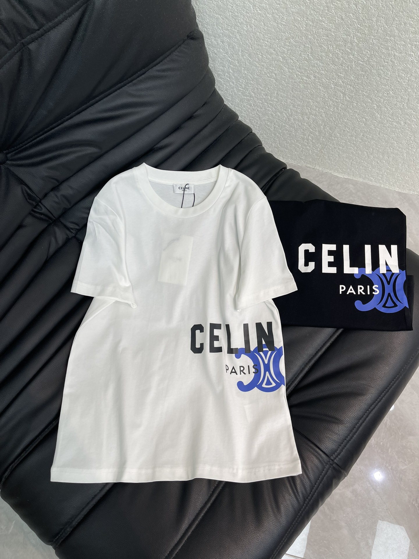 NO:649712,Celin*26 new early spring short-sleeved T-shirt with graphic and text printing. Exquisite loose fit makes the upper body look slimmer!  Customized latest craftsmanship, low-key luxury!  Fashionable must-have items to unlock all outfits!  Look for our quality!  The classic items are fashionable and high-end, and the classic styles are versatile and easy to match!  SML A,,celine,T-shirt,tees,t-shirt,alexander wang19860909Celin*26早春新品图文印花短袖T恤 精致宽松版型上身巨显瘦！ 定制最新工艺 低调奢华！ 时髦精必备单品解锁所有穿搭！ 认准我家品质！经典单品时髦又高级 经典版型百搭不挑人！ SML A,,celine,T-shirt,tees，t-shirt,alexander wang,Women's clothing