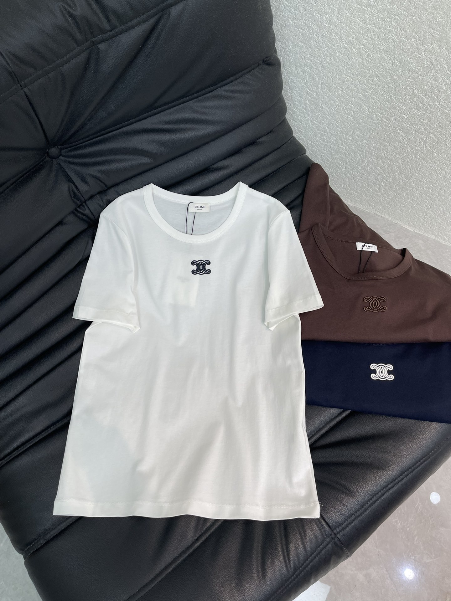 NO:628422,Celin*26 new early spring new Arc de Triomphe embroidered round neck short-sleeved T-shirt. Customized pure cotton fabric, comfortable and breathable, can be worn alone or layered in early spring to bring out neat lines; round neck short sleeves + exquisite Arc de Triomphe embroidery on the chest, details that highlight the brand control; slim and loose, hiding the flesh and outline the sense of slenderness; minimalist texture blends into daily relaxation, suitable for all styles. SML,,celine,T-shirt,tees,t-shirt,alexander wang19860909Celin*26年早春新款凯旋门刺绣圆领短袖T恤.定制纯棉面料,舒适透气,早春单穿叠穿都能衬出利落线条；圆领短袖+胸口精致凯旋门刺绣,细节戳中品牌控；修身微宽松型,藏肉又能勾勒纤细感；极简质感揉进日常松弛感,适配所有风格.SML,,celine,T-shirt,tees，t-shirt,alexander wang,Women's clothing