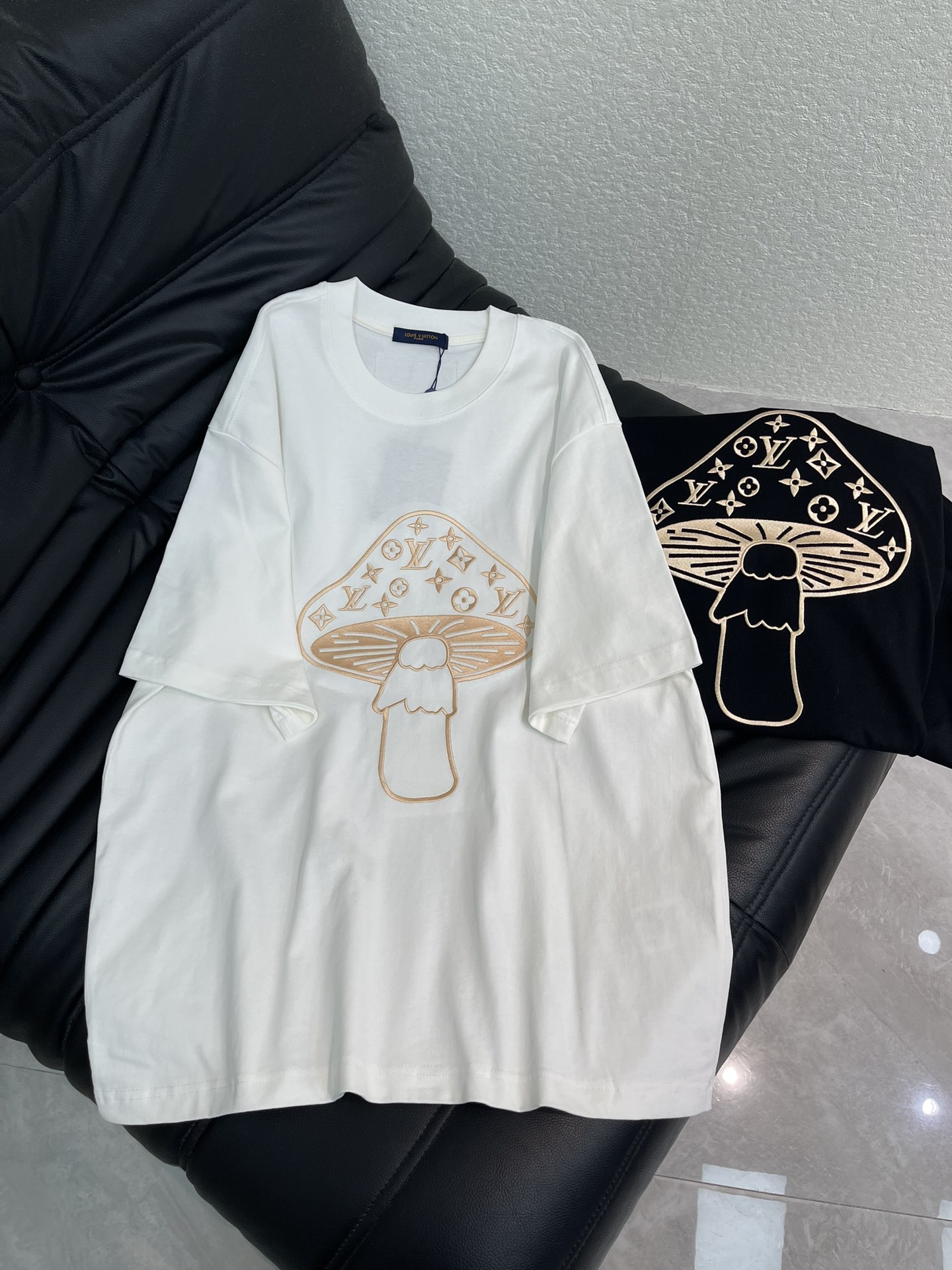 NO:627314,Louis Vuitto*26 new mushroom logo short-sleeved T-shirt. This T-shirt is made of high-weight pure cotton, soft and comfortable, suitable for daily wear. There is a large mushroom pattern printed on the front, and the LV logo is embellished on the inside. The logo is embroidered with three-dimensional technology, which is full of color and wear-resistant. It has a loose fit and is highly tolerant. It is OK to wear alone or inside in spring and summer. It goes well with jeans and shorts. Same style for men and women!  S-XL,,louis vuitton,louis vuitton,shorts,jeans,T-shirt,tees,t-shirt,alexander wang19860909Louis Vuitto*26新款蘑菇标识短袖T恤.这款T恤采用高克重纯棉材质,柔软舒适,适合日常穿着.正面印有大型蘑菇图案,内里则点缀着LV标识,标识采用刺绣立体工艺色彩饱满且耐磨.宽松版型,包容性强,春夏季节单穿或内搭都很OK,搭配牛仔裤、短裤都很出彩.男女同款！S-XL,,louis vuitton,louis vuitton,shorts,jeans,T-shirt,tees，t-shirt,alexander wang,Women's clothing