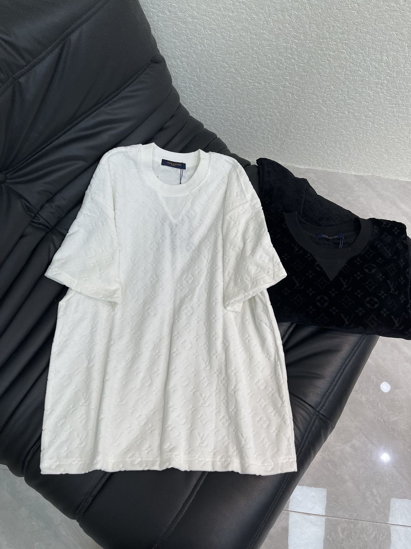 NO:627320,Louis Vuitto*26 new four-leaf clover all-over jacquard round neck short-sleeved T-shirt!  Multiple craftsmanship, composite fabrics, classic and simple logo design, washed pure cotton fabric, pure cotton is breathable, very refreshing and comfortable for daily wear. The rib knitting on the neckline is smooth and tight, and the neckline will not be skewed when you toss it around. The loose version, you will find that it really looks good on the upper body, the overall is minimalist and neat, super versatile for daily wear!  Pair it casually with a pair of pants for a youthful look. A T-shirt will make your outfit crazy. It is a fashionable item that can never go wrong!  Same style for men and women!  S-XL,,louis vuitton,T-shirt,tees,t-shirt,alexander wang19860909Louis Vuitto*26新款四叶草满印提花圆领短袖T恤！多重重工艺 复合面料,经典简约logo设计,洗水纯棉质面料,纯棉透气,日常穿着非常清爽穿感舒适,领口的罗纹针织平整紧密,随意折腾都不会领口歪斜,宽松版型,上身你就会发现真的好好看,整体极简利落,超级日常百搭！随随便便搭配一条裤子就是青春的样子,一件t恤就能为你的穿搭疯狂,绝不会出错的时髦单品！男女同款！S-XL,,louis vuitton,T-shirt,tees，t-shirt,alexander wang,Women's clothing