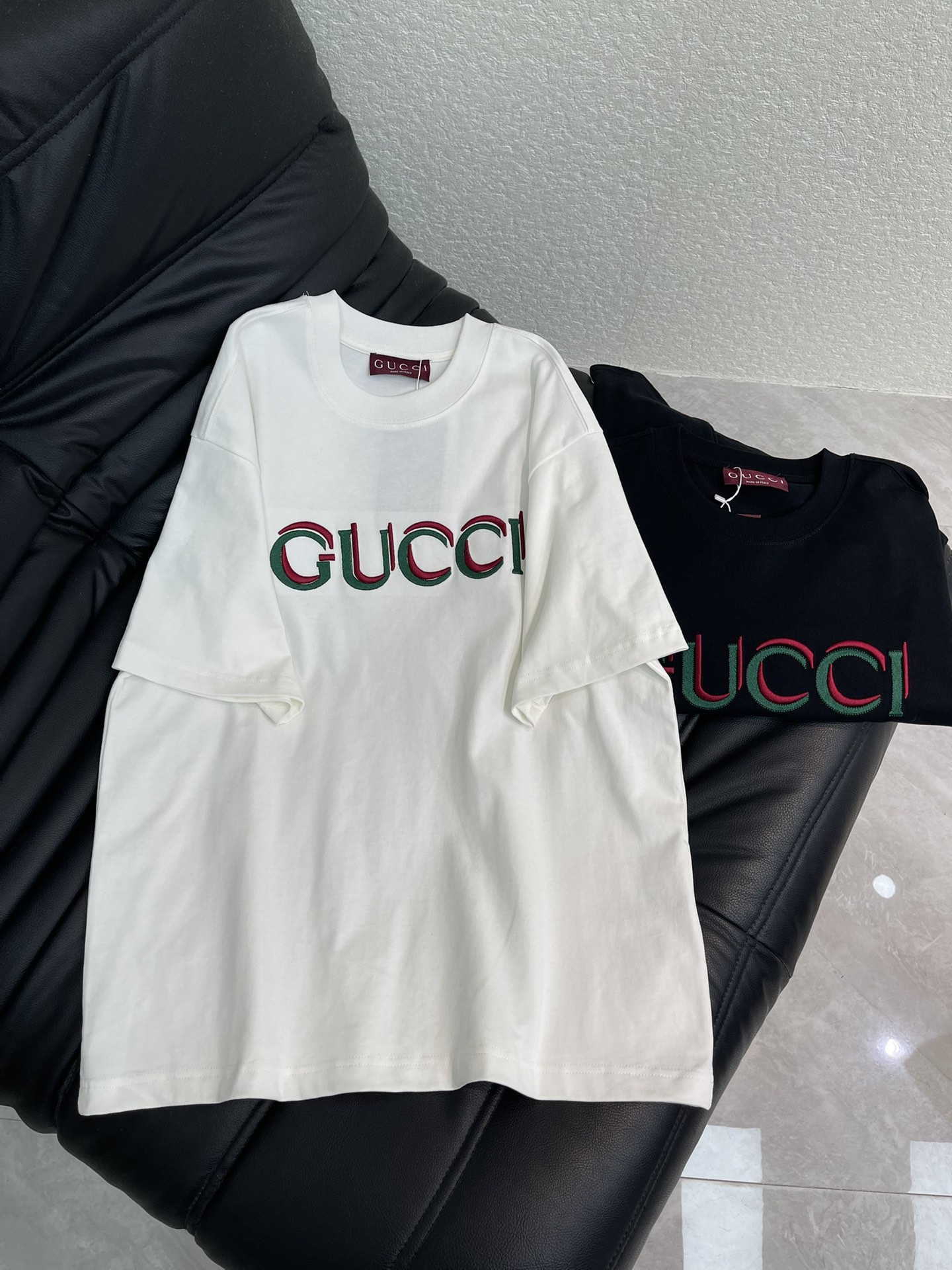 NO:627363,Gucc*26 new color-blocked double letter logo round neck short-sleeved T-shirt!  Multiple craftsmanship, classic and simple logo design, high-gram heavy-wash pure cotton fabric, pure cotton is breathable, very refreshing and comfortable for daily wear. The rib knitting on the neckline is smooth and tight, and the neckline will not be skewed if you toss it casually. With a loose version, you will find that it really looks good on the upper body. The overall is minimalist and neat, super versatile for daily wear!  Pair it casually with a pair of pants for a youthful look. A T-shirt will make your outfit crazy. It is a fashionable item that can never go wrong!  Same style for men and women!  S-XL,,gucci,T-shirt,tees,t-shirt,alexander wang19860909Gucc*26新款拼色双重字母logo圆领短袖T恤！多重重工艺,经典简约logo设计,高克重洗水纯棉质面料,纯棉透气,日常穿着非常清爽穿感舒适,领口的罗纹针织平整紧密,随意折腾都不会领口歪斜,宽松版型,上身你就会发现真的好好看,整体极简利落,超级日常百搭！随随便便搭配一条裤子就是青春的样子,一件t恤就能为你的穿搭疯狂,绝不会出错的时髦单品！男女同款！S-XL,,gucci,T-shirt,tees，t-shirt,alexander wang,Women's clothing