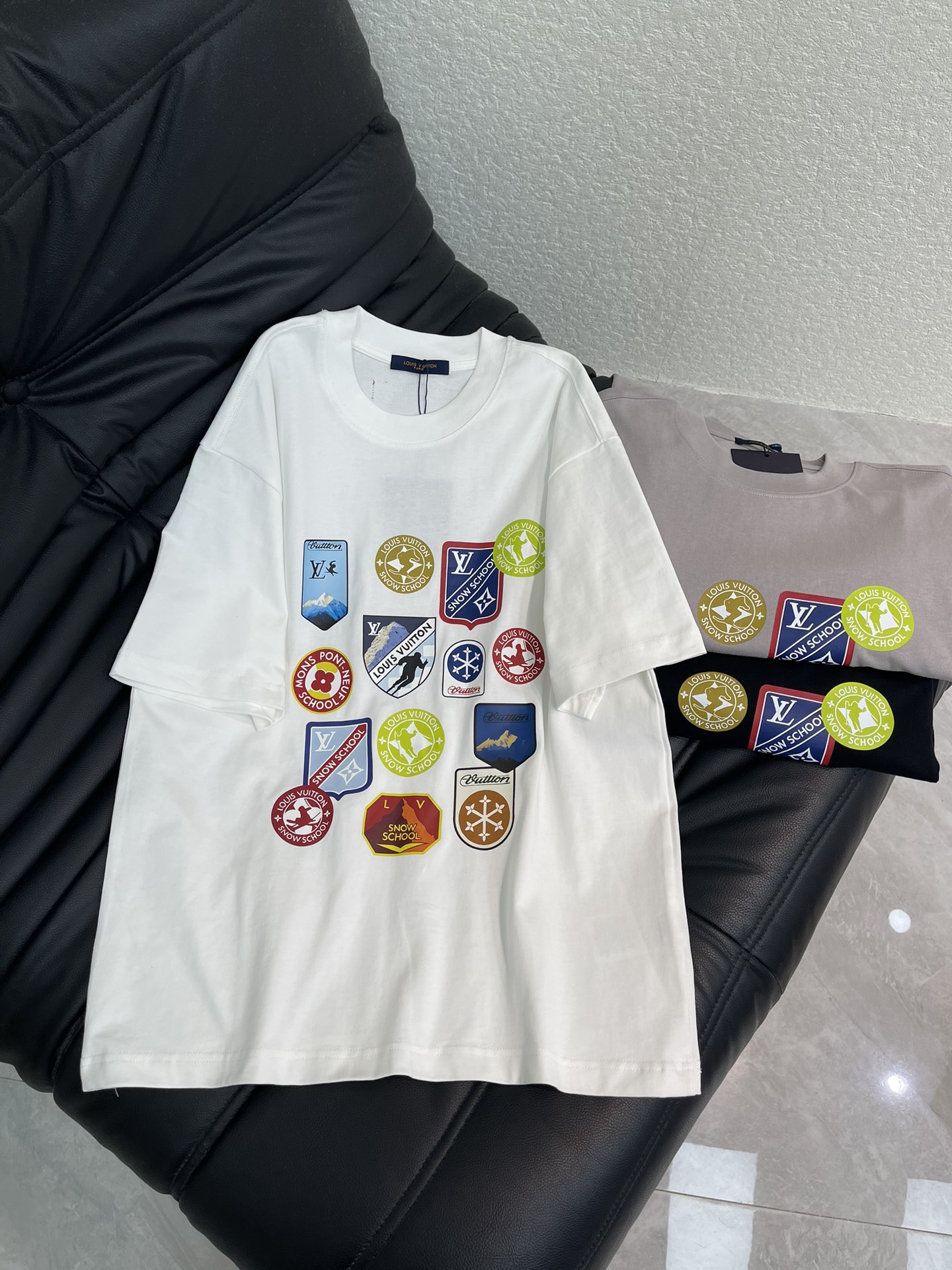 NO:627357,Louis Vuitto*26 new style round neck short-sleeved T-shirt with various travel patches on the chest and micro-stamp print!  Heavy-duty digital direct printing, classic and simple logo design, washed pure cotton fabric, pure cotton is breathable, very refreshing and comfortable for daily wear. The rib knitting on the neckline is smooth and tight, and the neckline will not be skewed if you toss it at will. The loose version, you will find that it really looks good on the upper body, the overall is minimalist and neat, super versatile for daily wear!  Pair it casually with a pair of pants for a youthful look. A T-shirt will make your outfit crazy. It is a fashionable item that can never go wrong!  Same style for men and women!  S-XL,,louis vuitton,T-shirt,tees,t-shirt,alexander wang19860909Louis Vuitto*26新款胸口多种旅行贴微章章仔印花圆领短袖T恤！重工艺数码直喷,经典简约logo设计,洗水纯棉质面料,纯棉透气,日常穿着非常清爽穿感舒适,领口的罗纹针织平整紧密,随意折腾都不会领口歪斜,宽松版型,上身你就会发现真的好好看,整体极简利落,超级日常百搭！随随便便搭配一条裤子就是青春的样子,一件t恤就能为你的穿搭疯狂,绝不会出错的时髦单品！男女同款！S-XL,,louis vuitton,T-shirt,tees，t-shirt,alexander wang,Women's clothing