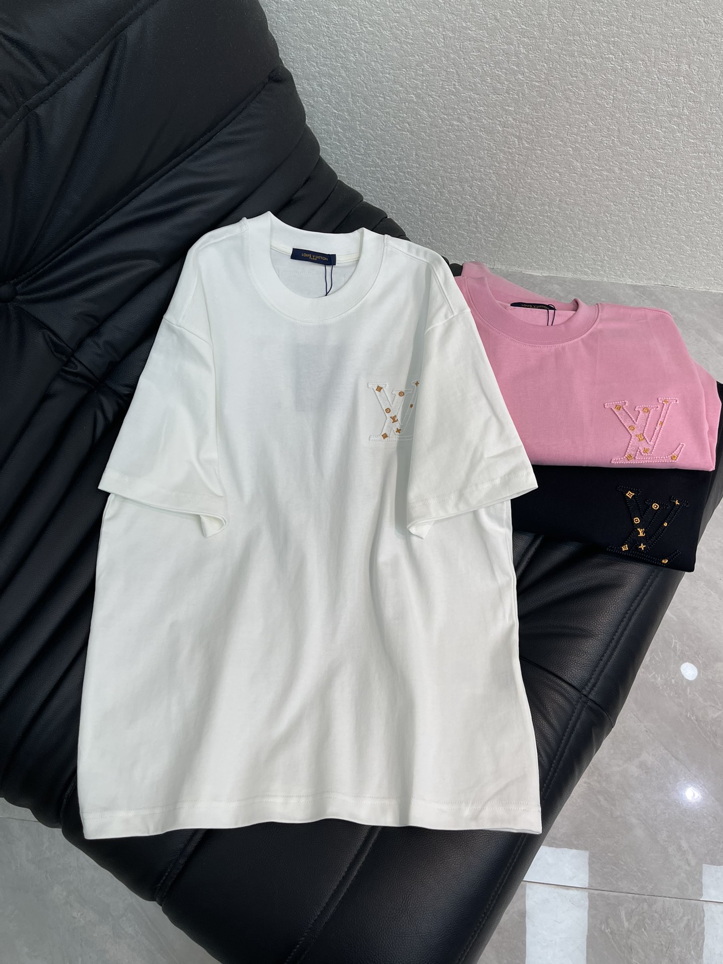 NO:627351,Louis Vuitto*26 new four-leaf clover letter three-dimensional embroidery round neck short-sleeved T-shirt!  Multiple craftsmanship, composite fabrics, classic and simple logo design, washed pure cotton fabric, pure cotton is breathable, very refreshing and comfortable for daily wear. The rib knitting on the neckline is smooth and tight, and the neckline will not be skewed when you toss it around. The loose version, you will find that it really looks good on the upper body, the overall is minimalist and neat, super versatile for daily wear!  Pair it casually with a pair of pants for a youthful look. A T-shirt will make your outfit crazy. It is a fashionable item that can never go wrong!  Same style for men and women!  S-XL,,louis vuitton,T-shirt,tees,t-shirt,alexander wang19860909Louis Vuitto*26新款四叶草字母立体刺绣圆领短袖T恤！多重重工艺 复合面料,经典简约logo设计,洗水纯棉质面料,纯棉透气,日常穿着非常清爽穿感舒适,领口的罗纹针织平整紧密,随意折腾都不会领口歪斜,宽松版型,上身你就会发现真的好好看,整体极简利落,超级日常百搭！随随便便搭配一条裤子就是青春的样子,一件t恤就能为你的穿搭疯狂,绝不会出错的时髦单品！男女同款！S-XL,,louis vuitton,T-shirt,tees，t-shirt,alexander wang,Women's clothing