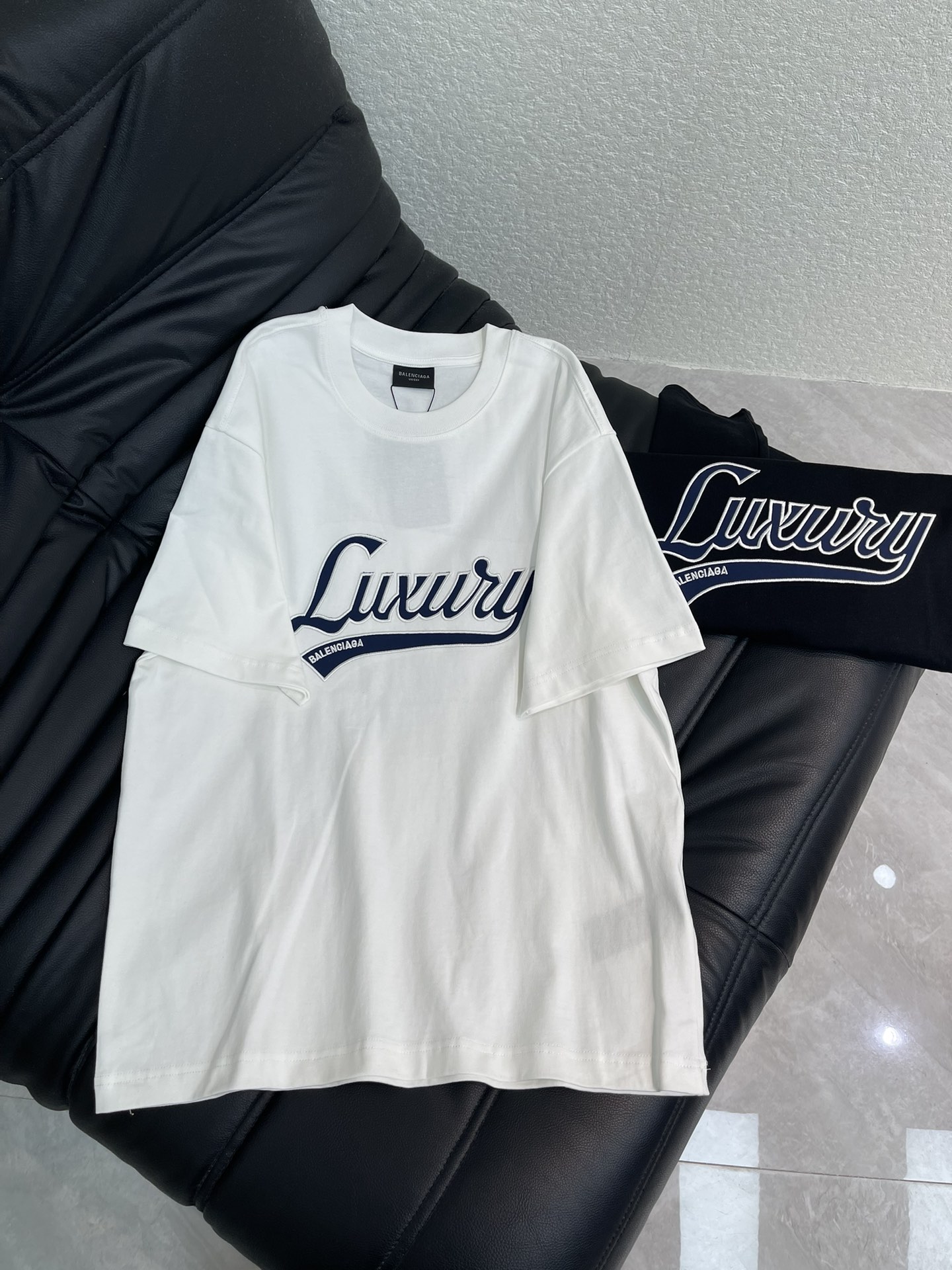 NO:627346,Balenciag*26 new co-branded Luxury Scrlpt chest patch embroidered round neck short-sleeved T-shirt!  Multiple craftsmanship, composite fabrics, classic and simple logo design, washed pure cotton fabric, pure cotton is breathable, very refreshing and comfortable for daily wear. The rib knitting on the neckline is smooth and tight, and the neckline will not be skewed when you toss it around. The loose version, you will find that it really looks good on the upper body, the overall is minimalist and neat, super versatile for daily wear!  Pair it casually with a pair of pants for a youthful look. A T-shirt will make your outfit crazy. It is a fashionable item that can never go wrong!  Same style for men and women!  S-XL,,balenciaga,loro piana,T-shirt,tees,t-shirt,alexander wang19860909Balenciag*26新款联名Luxury Scrlpt胸前贴布刺绣圆领短袖T恤！多重重工艺 复合面料,经典简约logo设计,洗水纯棉质面料,纯棉透气,日常穿着非常清爽穿感舒适,领口的罗纹针织平整紧密,随意折腾都不会领口歪斜,宽松版型,上身你就会发现真的好好看,整体极简利落,超级日常百搭！随随便便搭配一条裤子就是青春的样子,一件t恤就能为你的穿搭疯狂,绝不会出错的时髦单品！男女同款！S-XL,,balenciaga,loro piana,T-shirt,tees，t-shirt,alexander wang,Women's clothing