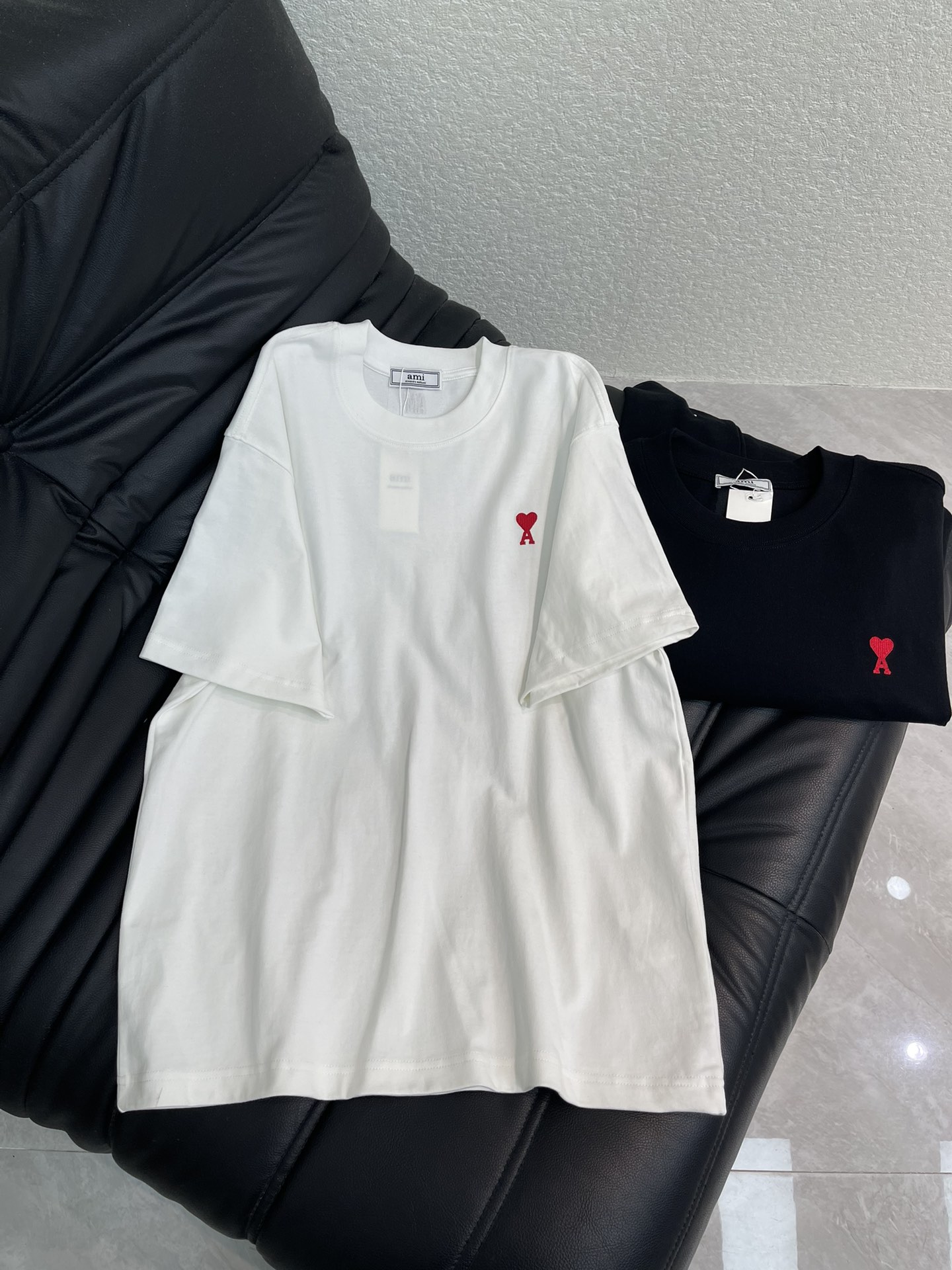 NO:627319,Ami*26 new red love logo embroidered round neck short-sleeved T-shirt!  Multiple craftsmanship, classic and simple logo design, high-gram heavy-wash pure cotton fabric, pure cotton is breathable, very refreshing and comfortable for daily wear. The rib knitting on the neckline is smooth and tight, and the neckline will not be skewed if you toss it casually. With a loose version, you will find that it really looks good on the upper body. The overall is minimalist and neat, super versatile for daily wear!  Pair it casually with a pair of pants for a youthful look. A T-shirt will make your outfit crazy. It is a fashionable item that can never go wrong!  Same style for men and women!  S-XL A,,T-shirt,tees,t-shirt,alexander wang19860909Ami*26新款红色爱心logo刺绣圆领短袖T恤！多重重工艺,经典简约logo设计,高克重洗水纯棉质面料,纯棉透气,日常穿着非常清爽穿感舒适,领口的罗纹针织平整紧密,随意折腾都不会领口歪斜,宽松版型,上身你就会发现真的好好看,整体极简利落,超级日常百搭！随随便便搭配一条裤子就是青春的样子,一件t恤就能为你的穿搭疯狂,绝不会出错的时髦单品！男女同款！S-XL A,,T-shirt,tees，t-shirt,alexander wang,Women's clothing