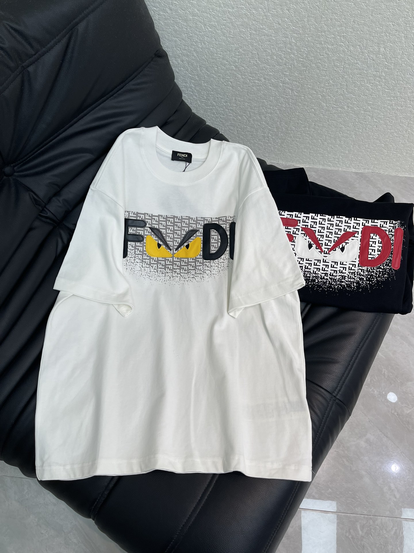 NO:627340,Fend*26 new style round neck short-sleeved T-shirt with three-dimensional red letters and black eyes printed on the chest!  Made of high-gram heavy-wash pure cotton fabric, pure cotton is breathable, very refreshing and comfortable for daily wear. The rib knitting on the neckline is smooth and tight, and the neckline will not be skewed when you toss it around. The loose version, you will find that it really looks good on the upper body, the overall is minimalist and neat, super versatile for daily wear!  Pair it casually with a pair of pants for a youthful look. A T-shirt will make your outfit crazy. It is a fashionable item that can never go wrong!  Same style for men and women!  S-XL,,fendi,T-shirt,tees,t-shirt,alexander wang19860909Fend*26新款胸前立体红字母黑眼睛贴皮印花圆领短袖T恤！高克重洗水纯棉质面料,纯棉透气,日常穿着非常清爽穿感舒适,领口的罗纹针织平整紧密,随意折腾都不会领口歪斜,宽松版型,上身你就会发现真的好好看,整体极简利落,超级日常百搭！随随便便搭配一条裤子就是青春的样子,一件t恤就能为你的穿搭疯狂,绝不会出错的时髦单品！男女同款！S-XL,,fendi,T-shirt,tees，t-shirt,alexander wang,Women's clothing