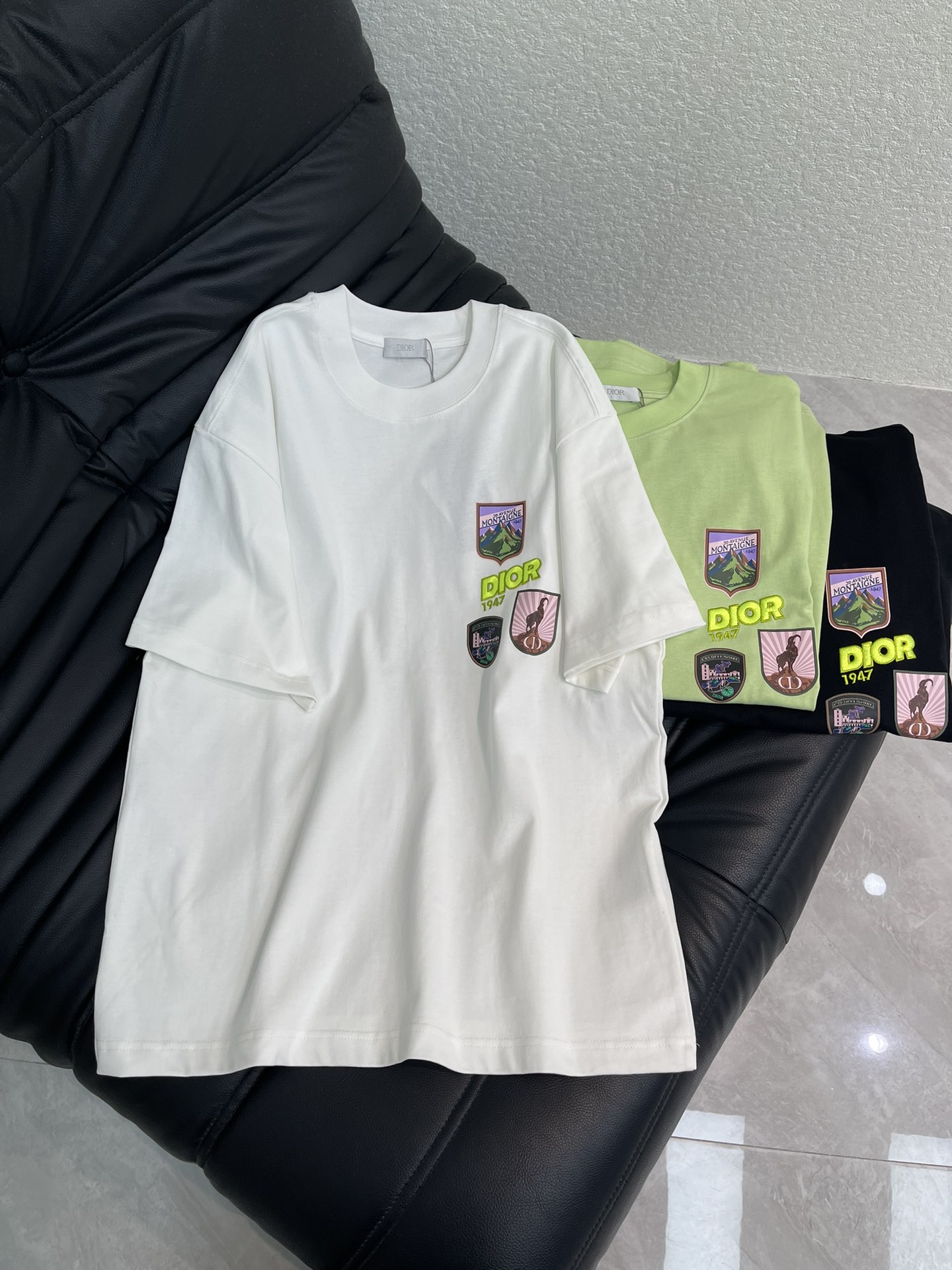 NO:627313,Dio*26 new model round neck short-sleeved T-shirt with multi-micro-embroidered logo and letters!  Heavy-duty digital direct printing, classic and simple logo design, washed pure cotton fabric, pure cotton is breathable, very refreshing and comfortable for daily wear. The rib knitting on the neckline is smooth and tight, and the neckline will not be skewed if you toss it at will. The loose version, you will find that it really looks good on the upper body, the overall is minimalist and neat, super versatile for daily wear!  Pair it casually with a pair of pants for a youthful look. A T-shirt will make your outfit crazy. It is a fashionable item that can never go wrong!  Same style for men and women!  S-XL,,dior,T-shirt,tees,t-shirt,alexander wang19860909Dio*26新款多微章字母刺绣logo图案圆领短袖T恤！重工艺数码直喷,经典简约logo设计,洗水纯棉质面料,纯棉透气,日常穿着非常清爽穿感舒适,领口的罗纹针织平整紧密,随意折腾都不会领口歪斜,宽松版型,上身你就会发现真的好好看,整体极简利落,超级日常百搭！随随便便搭配一条裤子就是青春的样子,一件t恤就能为你的穿搭疯狂,绝不会出错的时髦单品！男女同款！S-XL,,dior,T-shirt,tees，t-shirt,alexander wang,Women's clothing