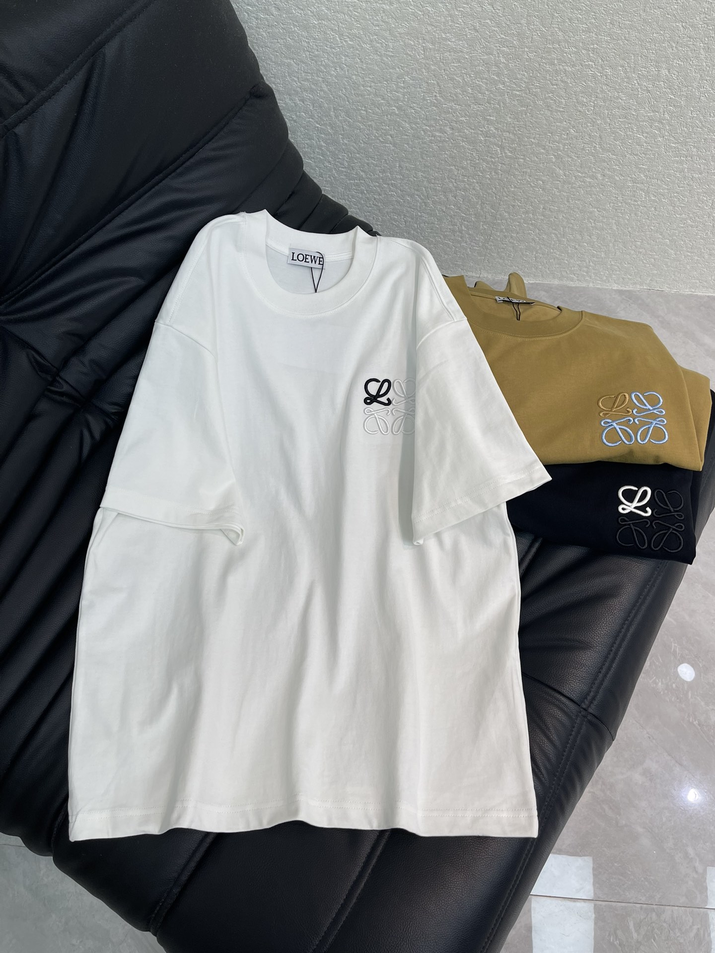 NO:627307,Loew*26 new contrasting color embroidered micro-label round neck short-sleeved T-shirt!  Multiple craftsmanship, classic and simple logo design, high-gram heavy-wash pure cotton fabric, pure cotton is breathable, very refreshing and comfortable for daily wear. The rib knitting on the neckline is smooth and tight, and the neckline will not be skewed if you toss it casually. With a loose version, you will find that it really looks good on the upper body. The overall is minimalist and neat, super versatile for daily wear!  Pair it casually with a pair of pants for a youthful look. A T-shirt will make your outfit crazy. It is a fashionable item that can never go wrong!  Same style for men and women!  S-XL,,loewe,T-shirt,tees,t-shirt,alexander wang19860909Loew*26新款撞色刺绣微标圆领短袖T恤！多重重工艺,经典简约logo设计,高克重洗水纯棉质面料,纯棉透气,日常穿着非常清爽穿感舒适,领口的罗纹针织平整紧密,随意折腾都不会领口歪斜,宽松版型,上身你就会发现真的好好看,整体极简利落,超级日常百搭！随随便便搭配一条裤子就是青春的样子,一件t恤就能为你的穿搭疯狂,绝不会出错的时髦单品！男女同款！S-XL,,loewe,T-shirt,tees，t-shirt,alexander wang,Women's clothing