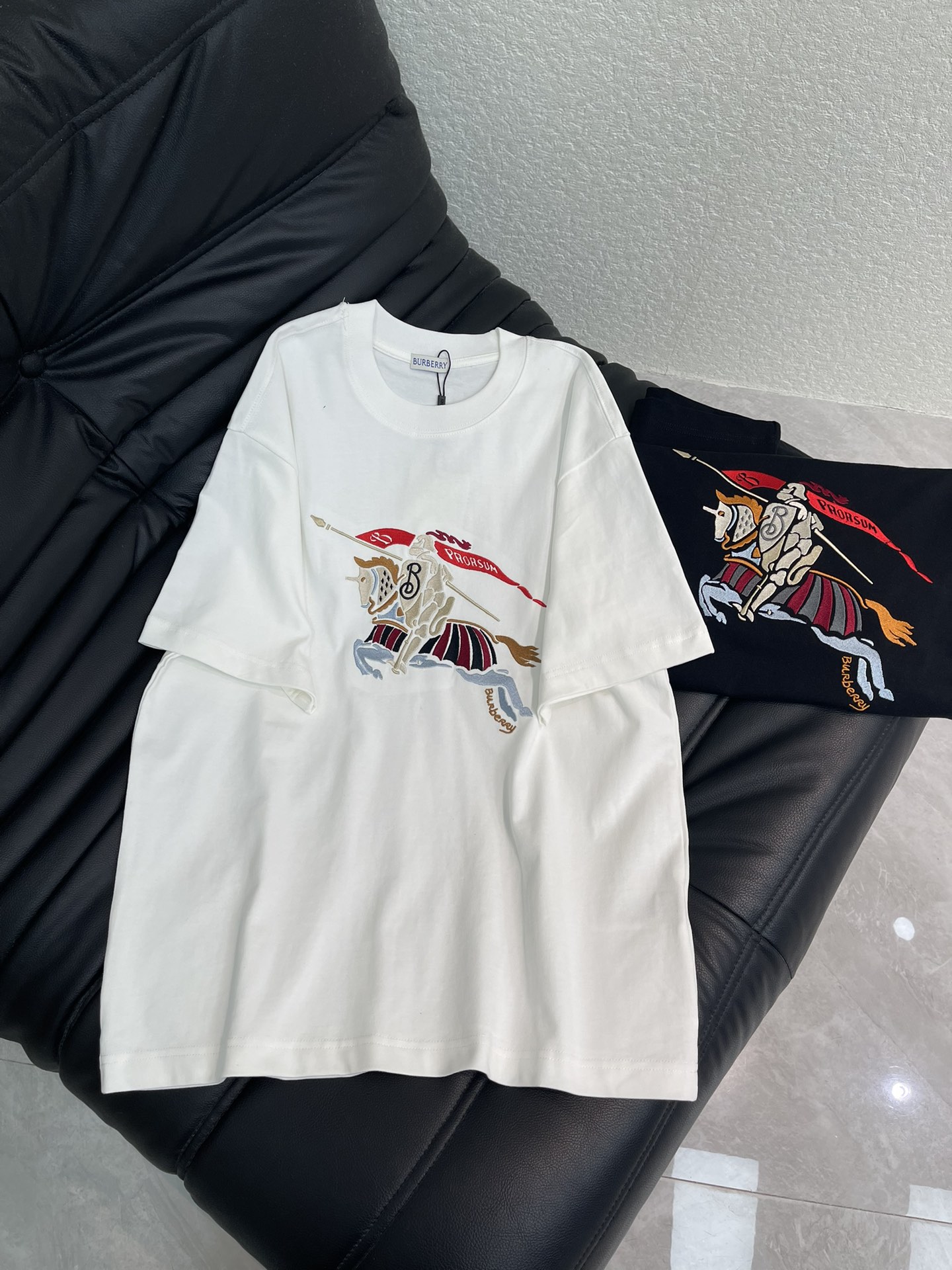 NO:627300,Burberry*26 new colorful war horse short-sleeved T-shirt. This T-shirt uses the classic equestrian knight logo, and colorful embroidery technology makes the pattern more three-dimensional and vivid. Made of high-weight pure cotton, soft and breathable, super comfortable to wear in summer. Available in black and white, versatile and fashionable, easy to control various styles. The embroidery details show the brand's craftsmanship aesthetics, and it is suitable for both casual and formal occasions! Same style for men and women!  S-XL AA,,burberry,T-shirt,tees,t-shirt,alexander wang19860909Burberry*26新款彩色战马短袖T恤.这款T恤采用经典马术骑士徽标,彩色刺绣工艺让图案更立体生动.高克重纯棉材质,柔软透气,夏天穿超舒服.黑白两色可选,百搭又时髦,轻松驾驭各种风格.刺绣细节展现品牌工艺美学,无论休闲还是正式场合都很适合哦!男女同款！S-XL AA,,burberry,T-shirt,tees，t-shirt,alexander wang,Women's clothing