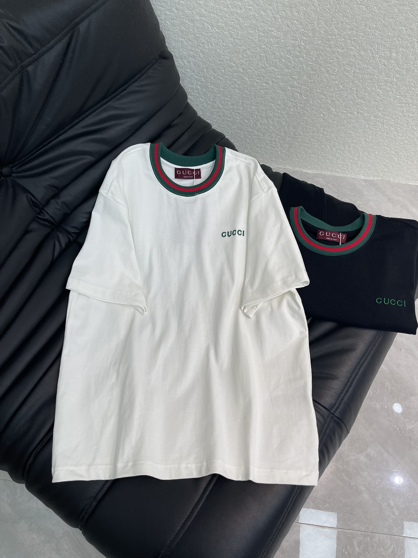 NO:627285,Gucc*26 new simple letter logo embroidered round neck short-sleeved T-shirt!  Multiple craftsmanship, logo thread collar, classic and simple logo design, high weight washed pure cotton fabric, pure cotton is breathable, very refreshing and comfortable for daily wear. The rib knitting on the neckline is flat and tight, and the neckline will not be skewed if you toss it casually. You will find a loose version that looks really good on the upper body. The overall is minimalist and neat, super versatile for daily wear!  Pair it casually with a pair of pants for a youthful look. A T-shirt will make your outfit crazy. It is a fashionable item that can never go wrong!  Same style for men and women!  S-XL,,gucci,T-shirt,tees,t-shirt,alexander wang19860909Gucc*26新款简约字母logo刺绣圆领短袖T恤！多重重工艺,标识螺纹领,经典简约logo设计,高克重洗水纯棉质面料,纯棉透气,日常穿着非常清爽穿感舒适,领口的罗纹针织平整紧密,随意折腾都不会领口歪斜,宽松版型,上身你就会发现真的好好看,整体极简利落,超级日常百搭！随随便便搭配一条裤子就是青春的样子,一件t恤就能为你的穿搭疯狂,绝不会出错的时髦单品！男女同款！S-XL,,gucci,T-shirt,tees，t-shirt,alexander wang,Women's clothing