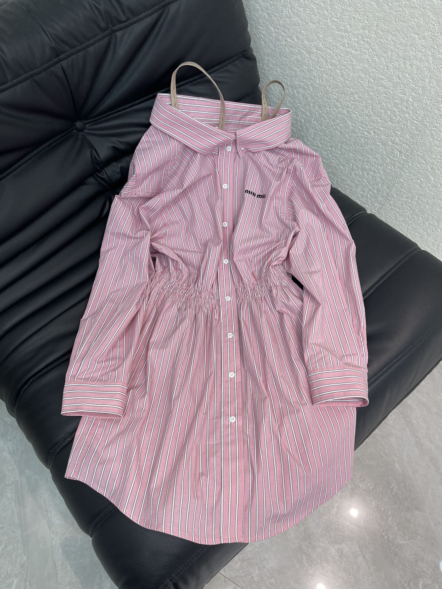 NO:629886,Miumi*25 new autumn and winter style striped shirt dress with multiple ways of wearing. Customized YB twill cotton material, comfortable texture, slim and stylish, button shirt dress, wide square neckline, elastic elastic buttons on the inside can be adjusted in multiple positions, and can also be used as one shoulder, multiple ways of wearing to expose the collarbone to make you look slimmer. The skirt has a comfortable shape and pleats at the waist  Dalan is fully tolerant, easy to divide the upper and lower lengths into good proportions, and has very few restrictions on the body shape. The large body stripes are intertwined in pink and white, and the letter logo enhances the brand style. It meets the various needs of commuting and dating, and the outfit is more age-reducing and playful. SML,,miumiu,skirts,shirts,alexander  wang19860909Miumi*25秋冬新款多种穿法条纹衬衫连衣裙.定制YB斜纹全棉材质,质感舒适,垂顺有型,纽扣衬衫连衣裙,领口宽方廓形,内侧弹力松紧纽扣多档调节,还可作一字肩,多种穿法露出锁骨更显瘦.裙身收型舒适,腰间褶皱打榄包容满分、轻松划分上短下长好比例,对身材限制极少,大身条纹粉白两色交织,字母徽标提升品牌格调,满足通勤约会多种需求,穿搭更显减龄俏皮.SML,,miumiu,skirts,shirts,alexander wang,Women's clothing