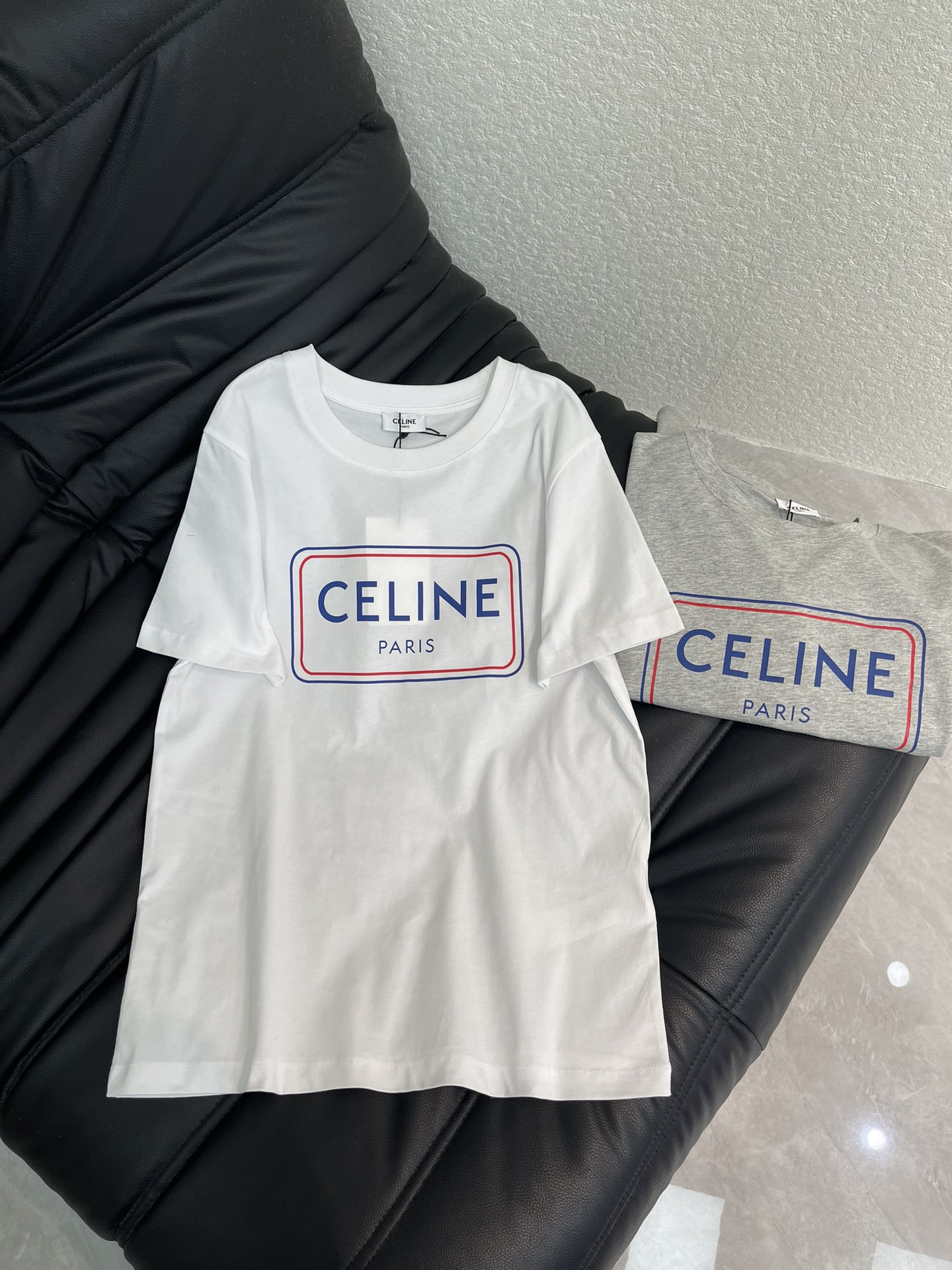 NO:629891,Celin*26 new early spring round neck printed logo short-sleeved T-shirt. Customized YB native cotton material, made with machines imported from Germany, ultra-density processing, stylish texture, stretchy and comfortable, perfectly restoring YB quality. Get it and feel the ultimate enjoyment. Slim-fitting short-sleeved tailoring, slim and fashionable wear, sharp chest  Use printing technology to outline the stripes and contrasting color outer square frame and inner letter logo to strengthen the brand identity. The fashionable and high-end sense is immediately present, fashionable and relaxed, and it is colorful and fashionable when worn alone or worn inside. SML,,celine,T-shirt,tees,t-shirt,alexander  wang19860909Celin*26早春新款圆领印花徽标短袖T恤.定制YB原生全棉材质,德国进口机器打造,超密度处理,质感有型,弹力舒适,完美还原YB品质,拿到手感受极致享受,修身短袖剪裁,穿搭显瘦时尚,胸前利用印花工艺,勾勒出条纹撞色外方框内里字母徽标,加强品牌标识度,时尚高级感立现,时髦松弛,单穿内搭都出彩时髦.SML,,celine,T-shirt,tees，t-shirt,alexander wang,Women's clothing